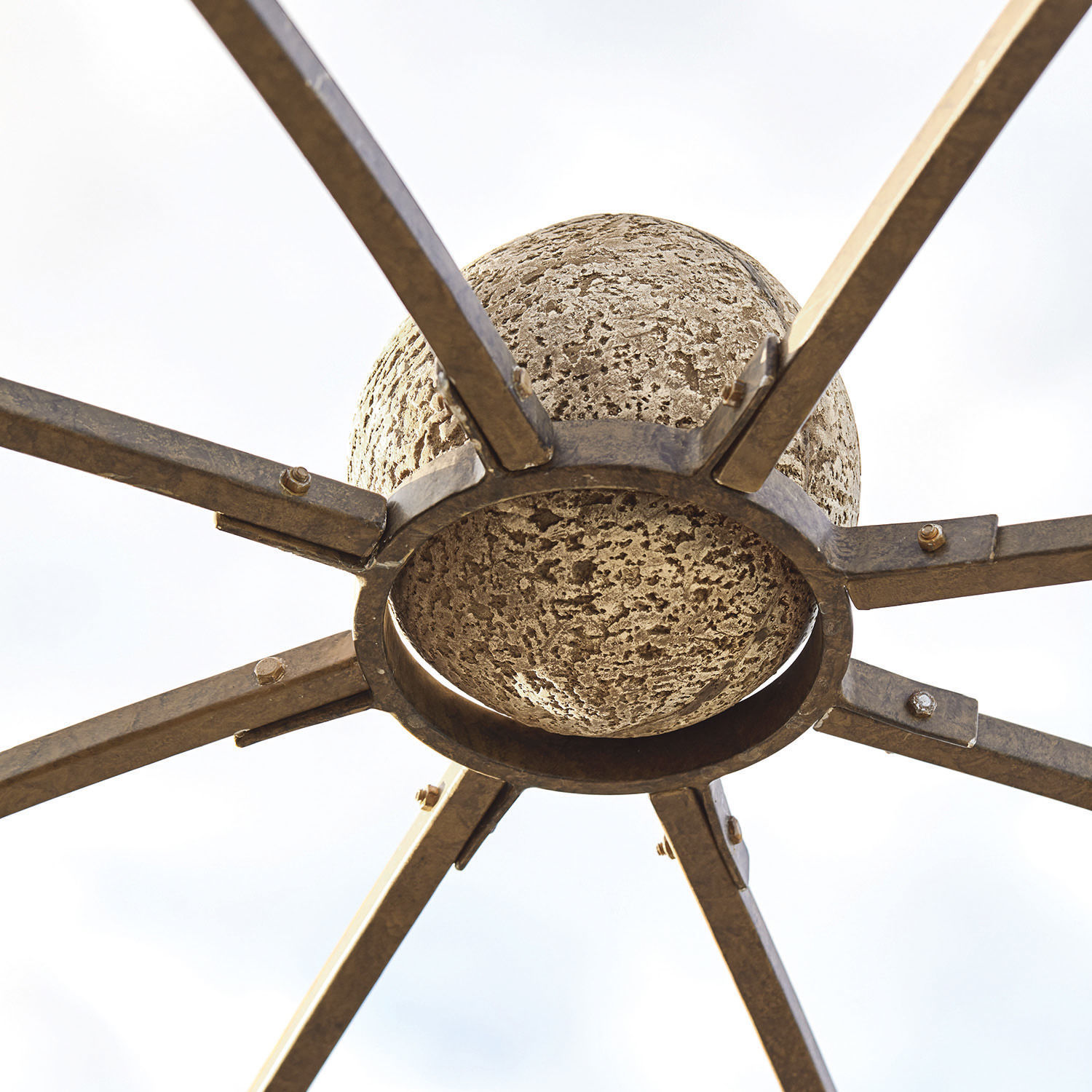 Metallstruktur mit kugelförmigem Element in antikgold, dekoratives Gartenelement