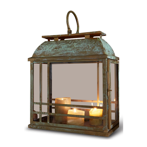 Metalllaterne mit Patina und Glaseinsätzen, drei brennende Kerzen innen, dekorativer Wohnaccessoire
