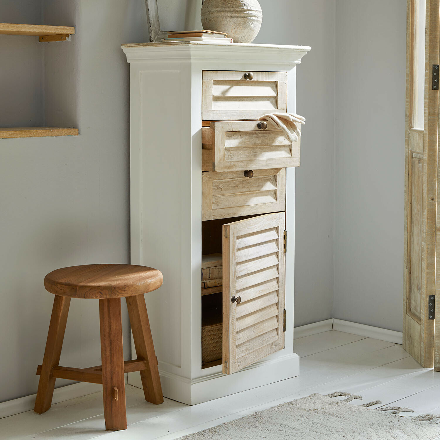 Kommode Nivorel Weiße Holzkommode mit hellbraunen Schubladen und Türen im Vintage-Stil zur Aufbewahrung