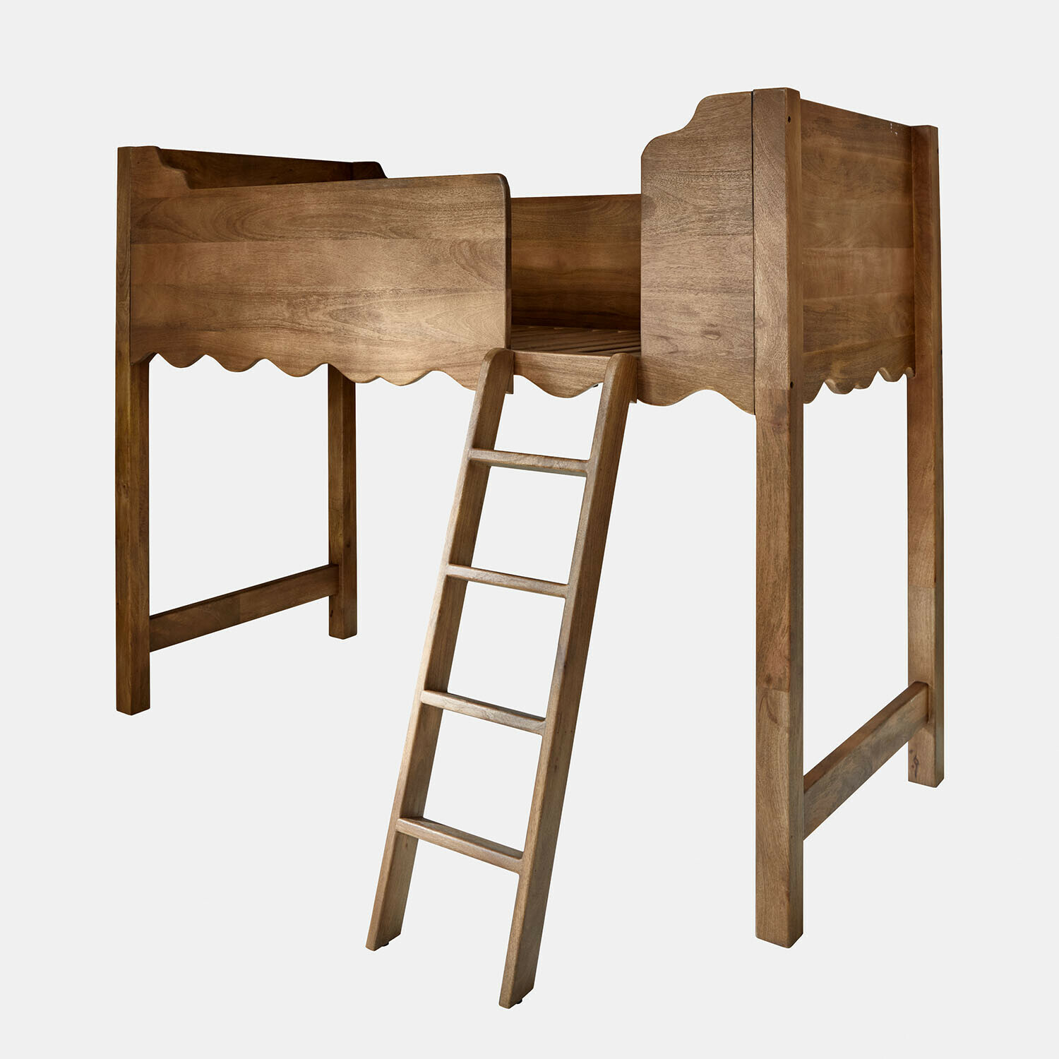 Hochbett aus braunem Naturholz mit Leiter, passend für Kinderzimmer