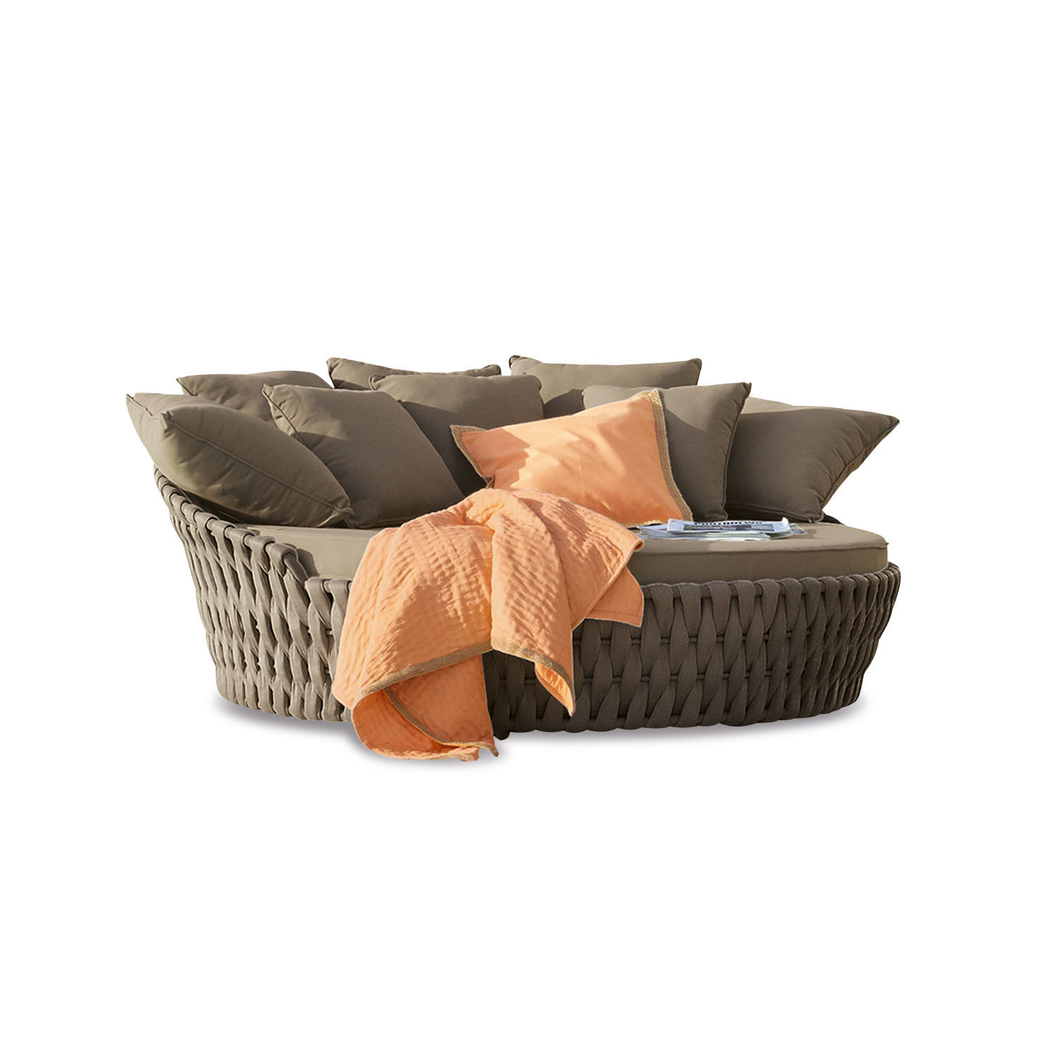 Rundes Sofa aus geflochtenem Material in Braun mit orangefarbener Decke und Kissen für Wohnzimmer