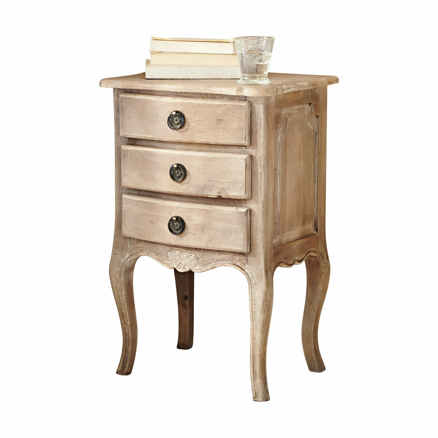 Nachttisch Loury Nachttisch aus Holz im Vintage-Stil in Naturfarbe mit drei Schubladen und dekorativen Griffen