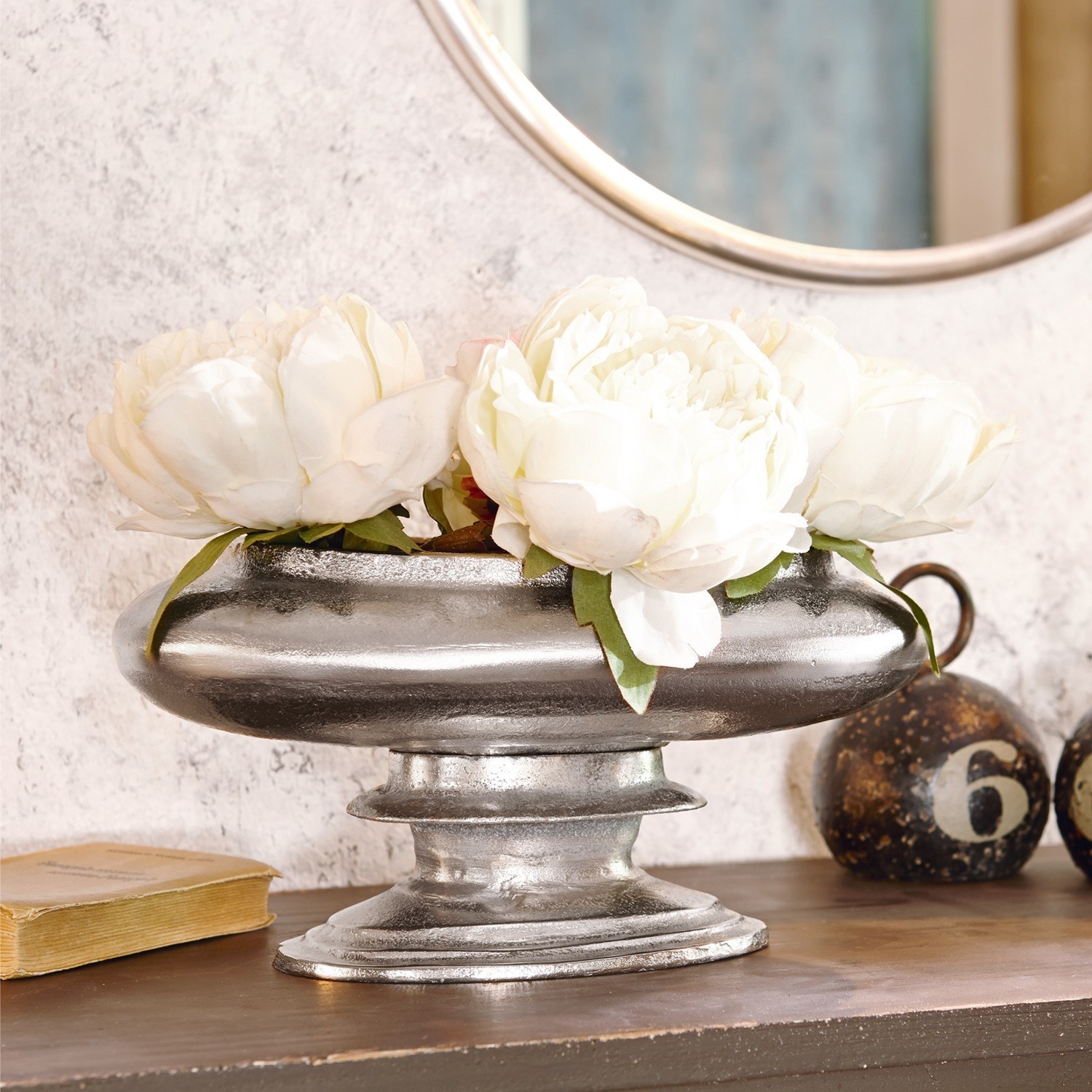 Vase Loyère Dekorative silberne Metallschale mit weißen Blumen auf Holztisch im Vintage-Stil