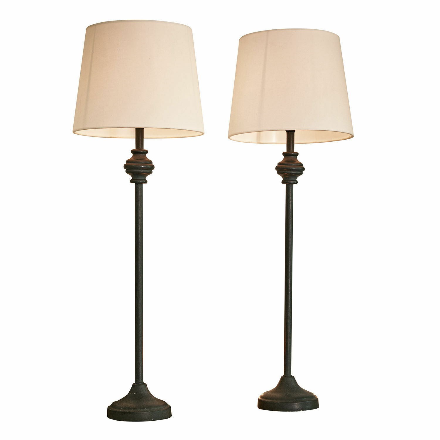 Paar Tischlampen mit schwarzer Metallbasis und cremefarbenen Lampenschirmen für Wohnzimmer