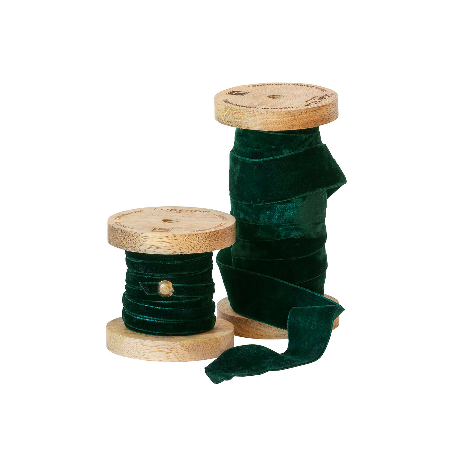 Zwei Holzspulen mit dunkelgrünem Samtband für Dekoration und Basteln