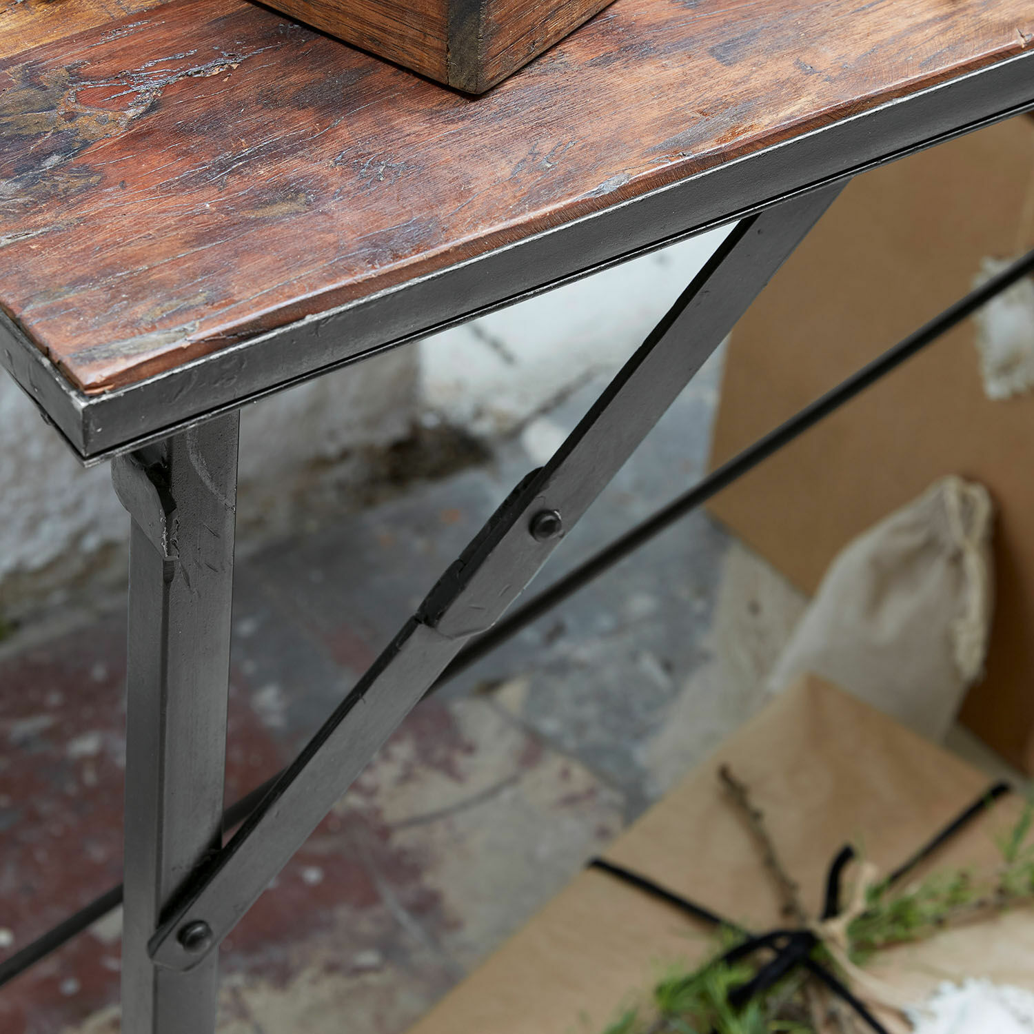 Tisch mit Holzplatte und Metallgestell im Industriestil für Wohn- und Arbeitsräume