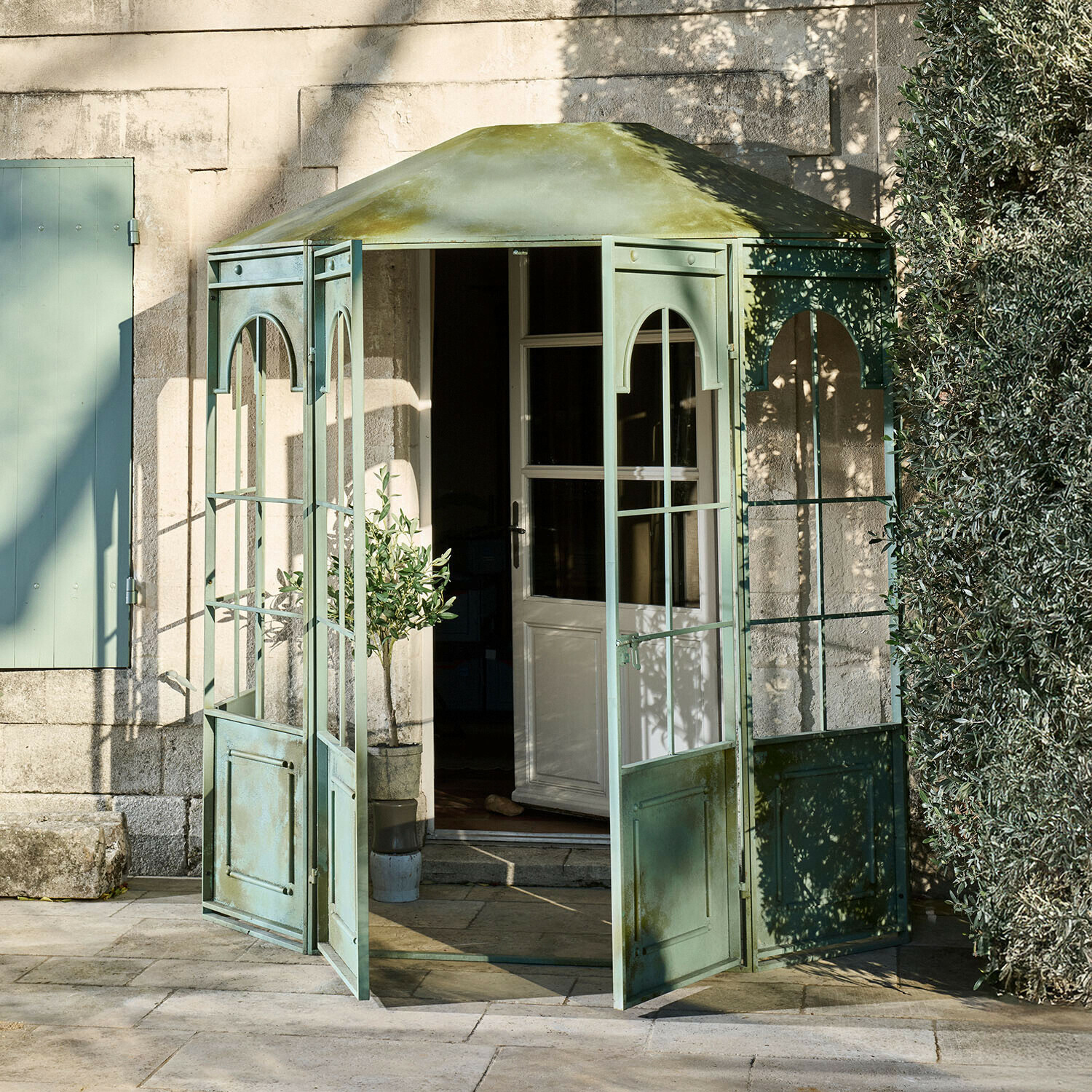 Grüne Metallpavillon mit Türen und Dach, ideal für Garten oder Terrasse