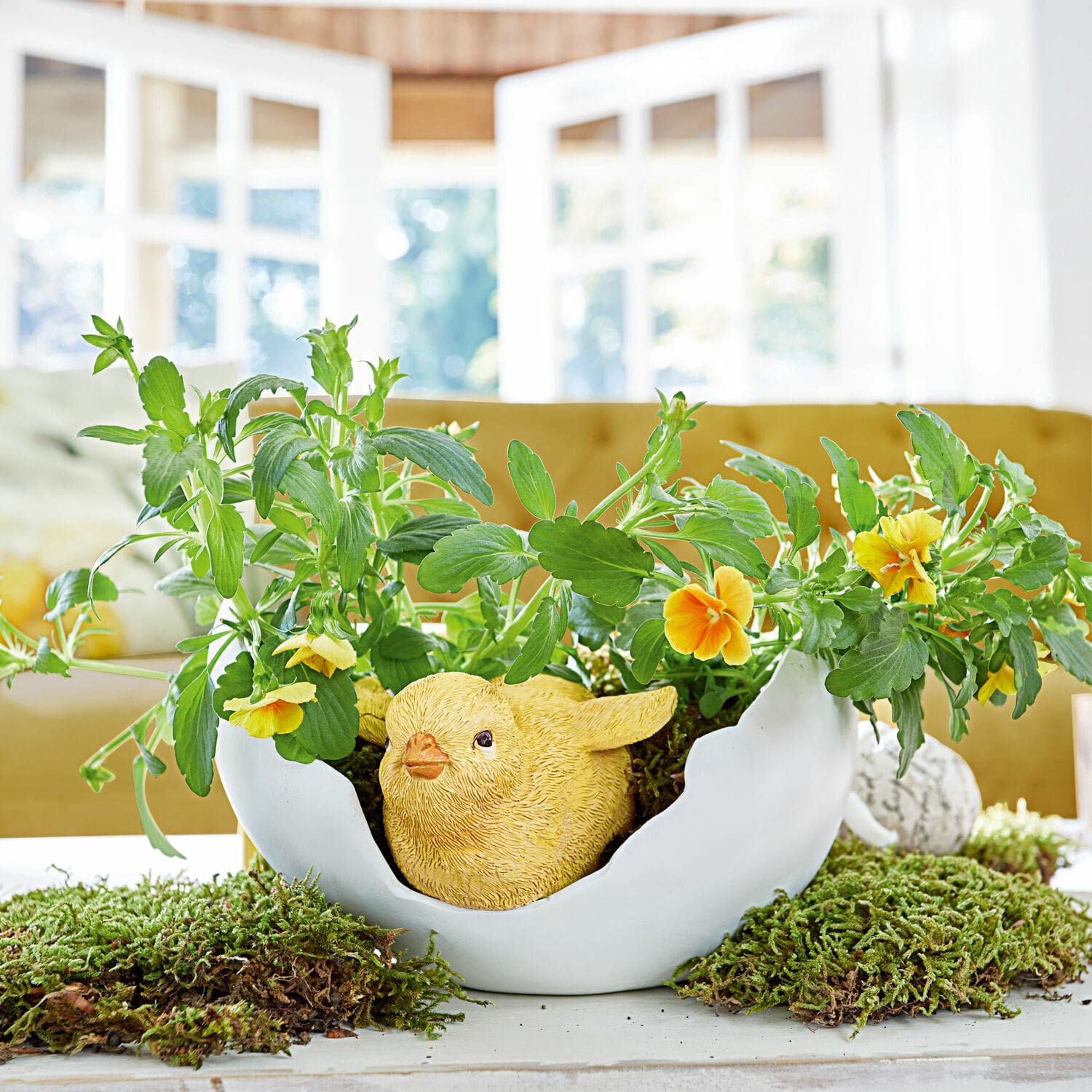 Deko-Schale Alfie Weiße Keramikblumenschale mit gelbem Vogel und grünen Pflanzen als Tischdekoration im Wohnzimmer