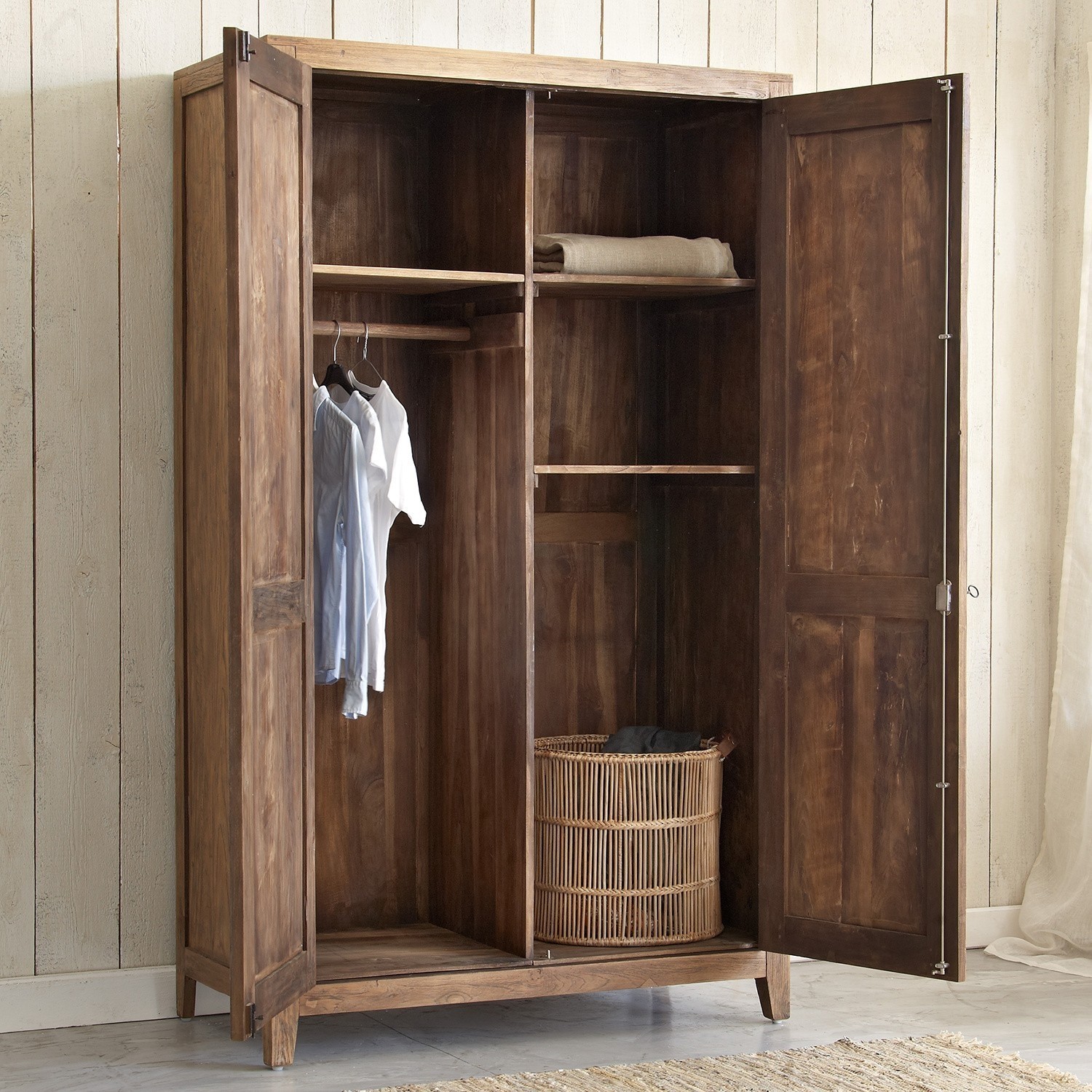 Dunkelbrauner Holzschrank mit offenen Türen, Regalen und Kleiderstange in natürlichem Design