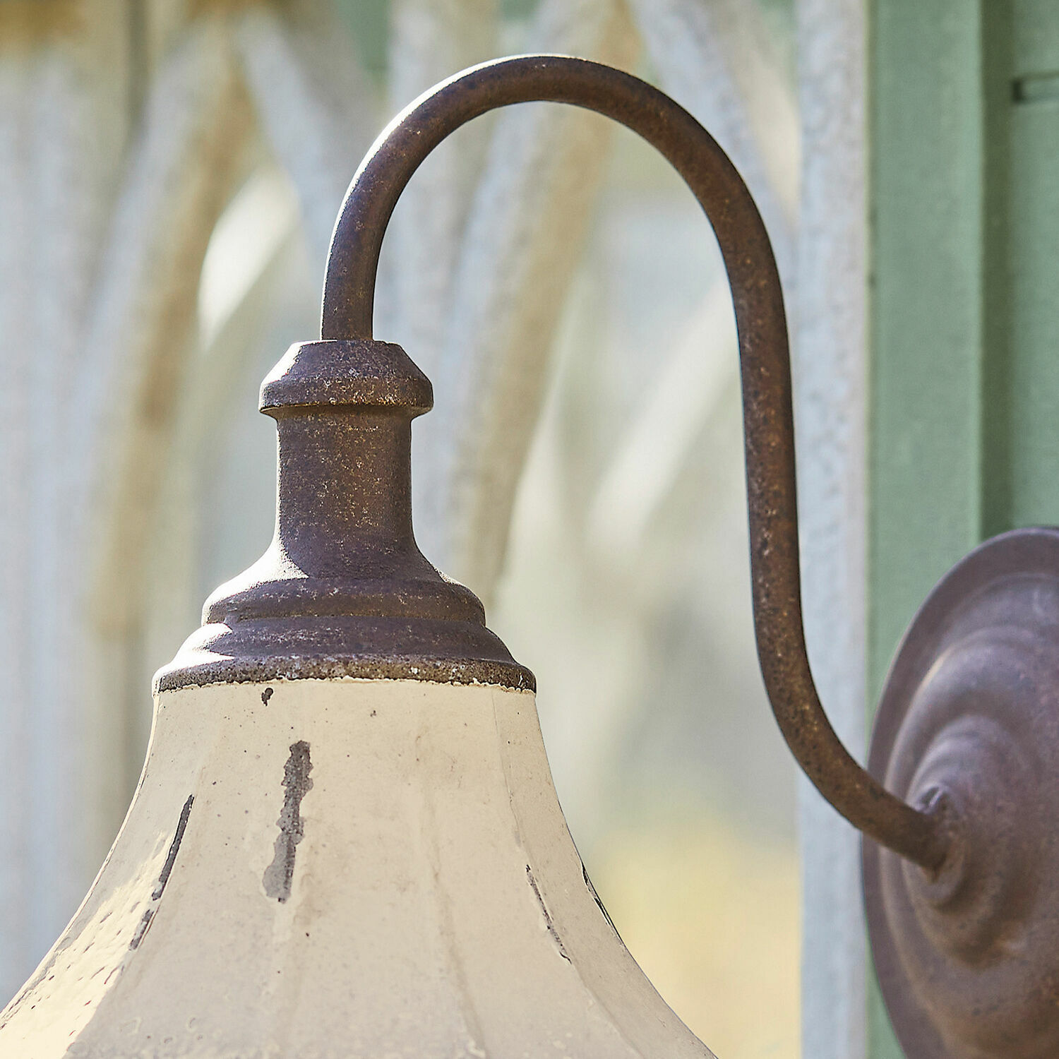 Rustikale Wandleuchte aus Metall in Braun und Creme für Außenwanddekoration
