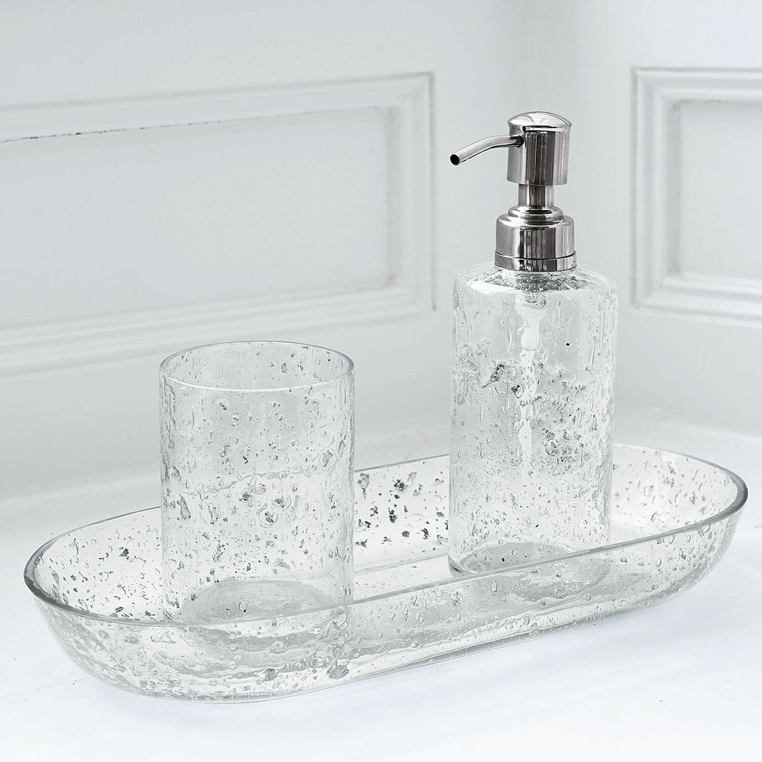 Transparenter Glas-Bad-Set mit Spender und Becher auf Tablett, dekorativ und praktisch
