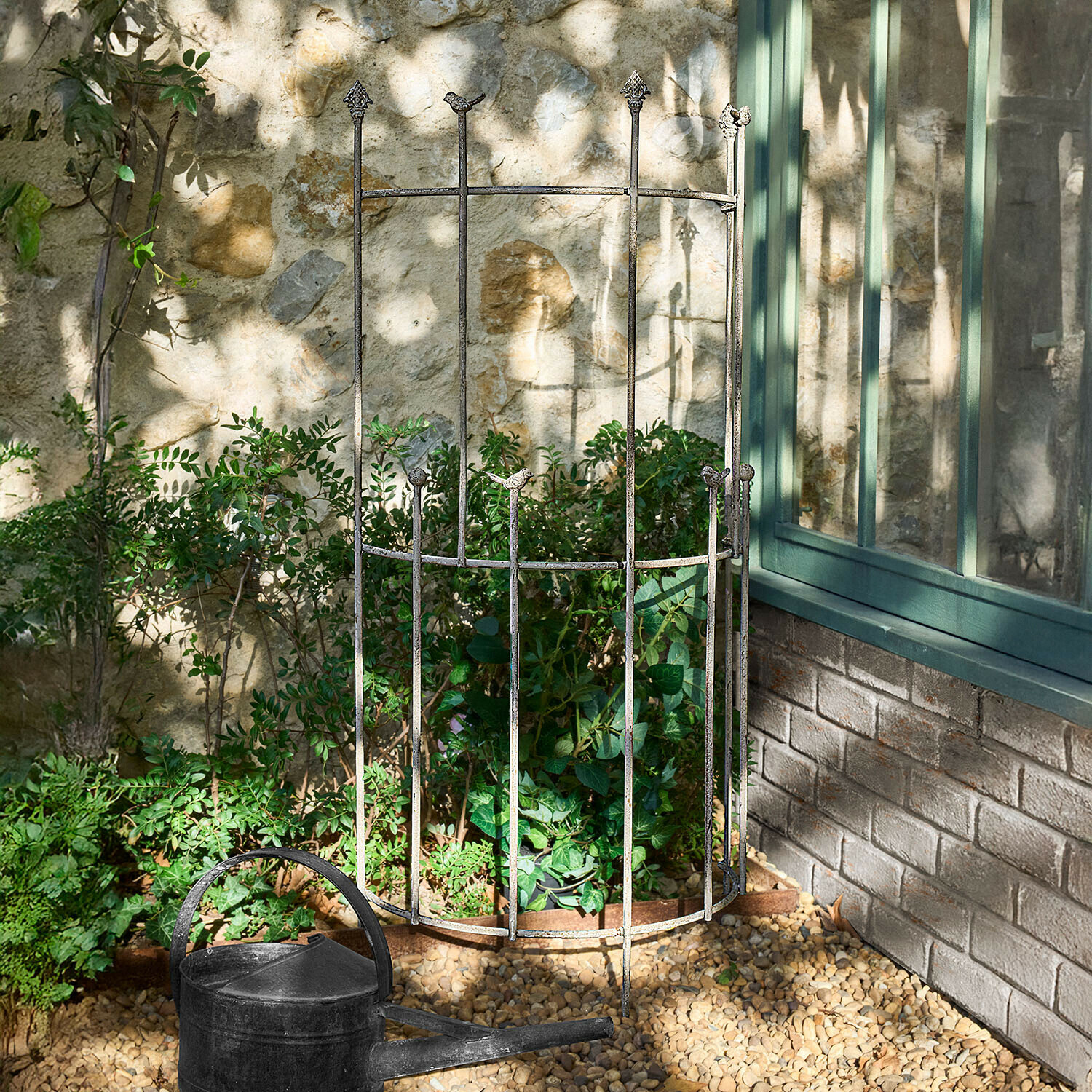 Rankhilfe Ormisse Metall-Pflanzenschutz mit Vogelmotiven in antik-silberner Optik im Garten
