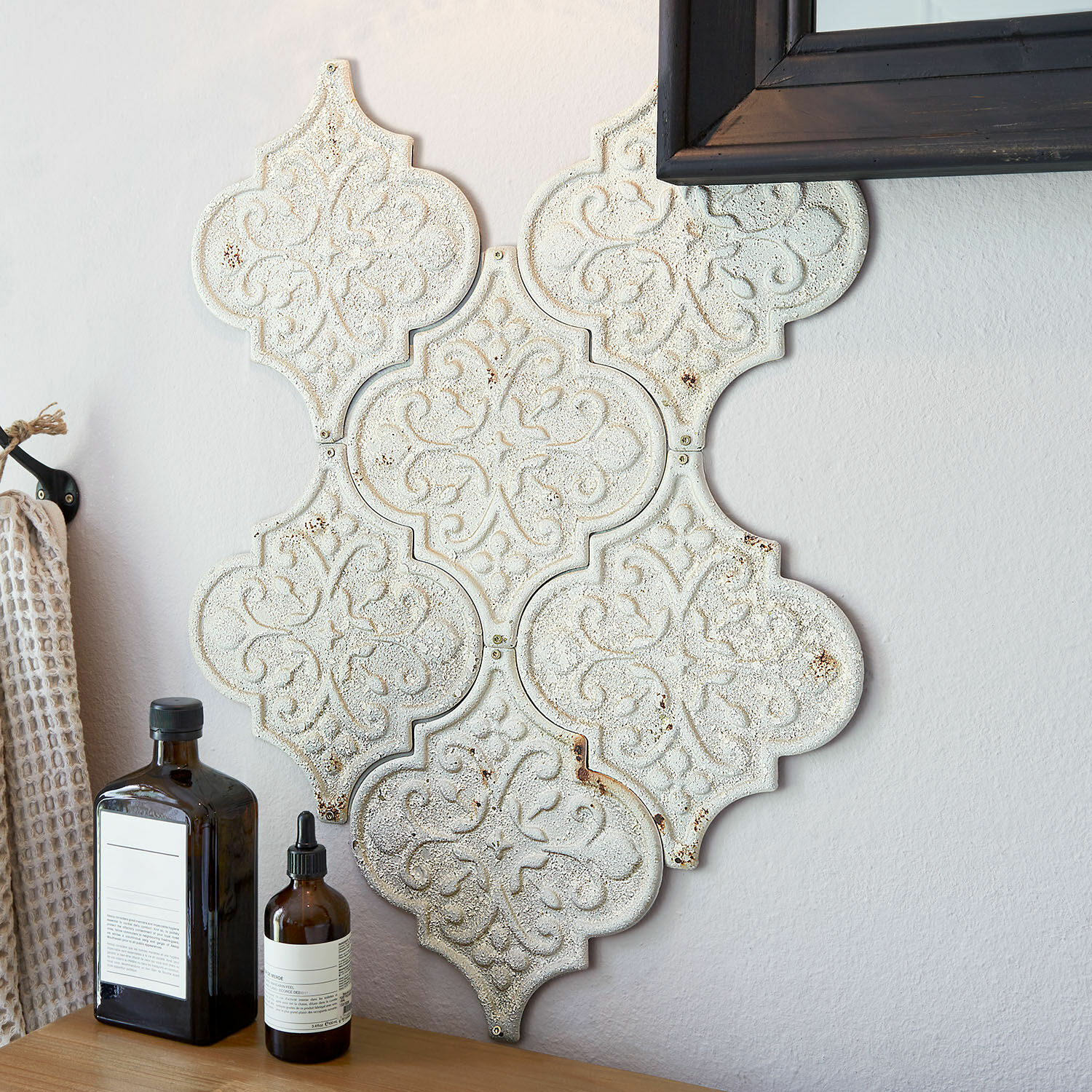 Wandornament 6er Set Halira Dekorative weiße Metall-Wandplatte mit rustikalem Muster, Vintage-Stil für Wohnzimmer oder Flur