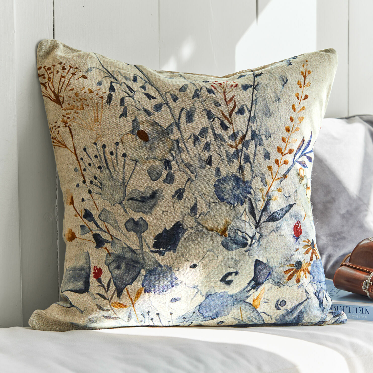 Kissenhülle Carroll Dekoratives Leinenkissen in Beige mit blau-braunem Blumenmuster, stilvoll für Wohnzimmer
