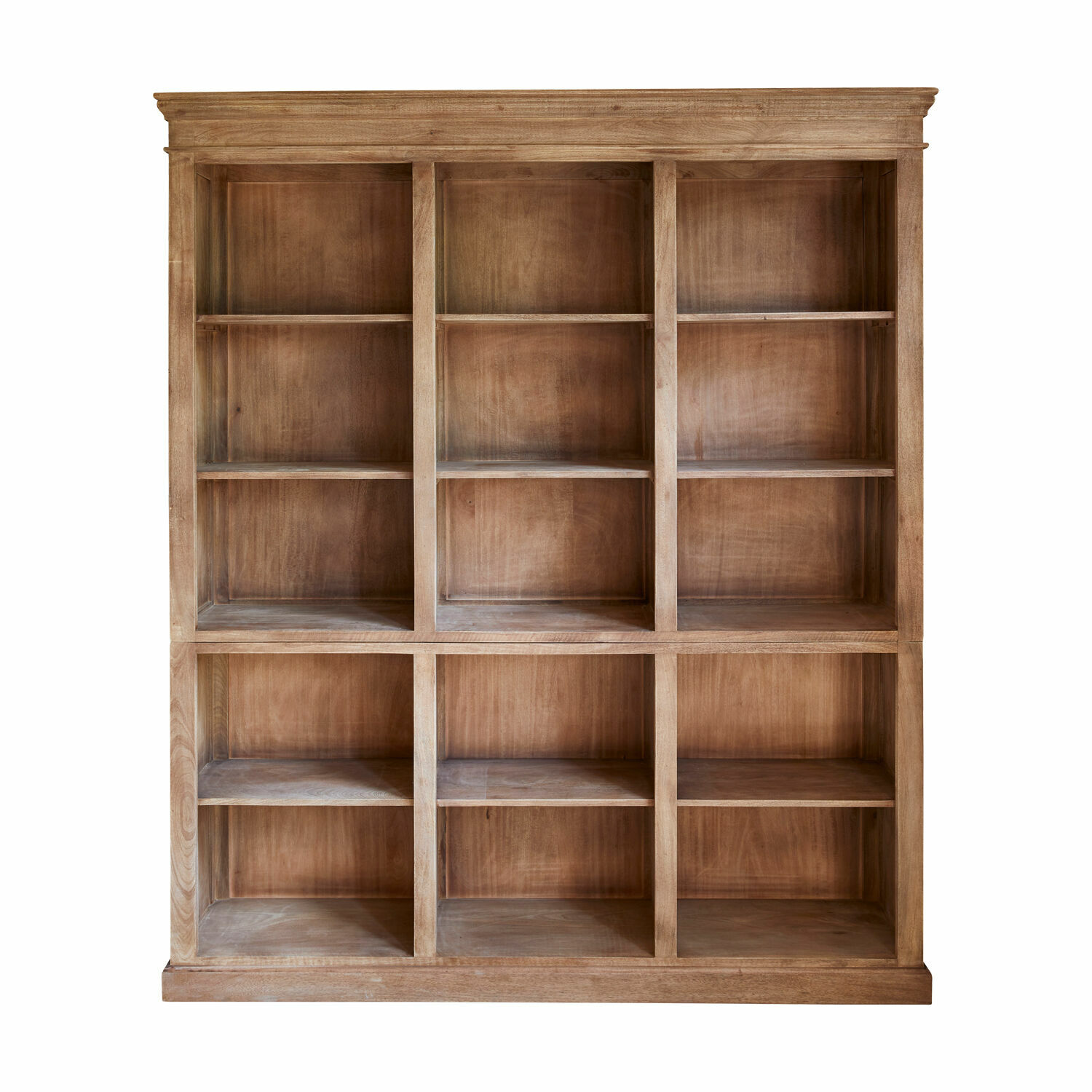 Großes Holzregal in Naturfarbe mit acht Fächern für Bücher und Dekorationen