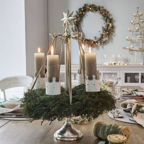 Adventskranz mit grauen Kerzen auf Metallständer und grünem Tannenzweig, festliche Tischdeko