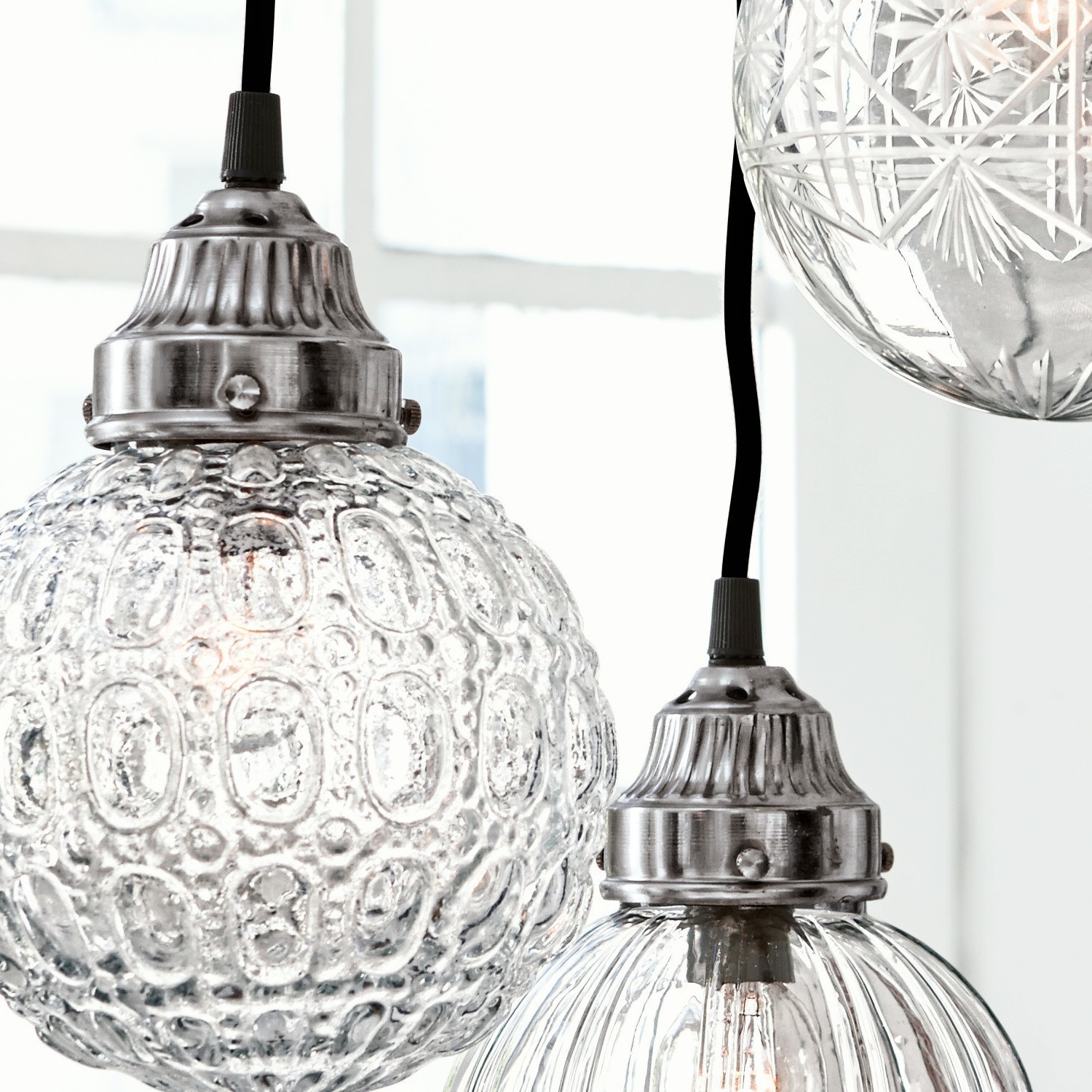 Set aus Glas-Hängelampen mit Metallteilen im Vintage-Stil zur Inneneinrichtung
