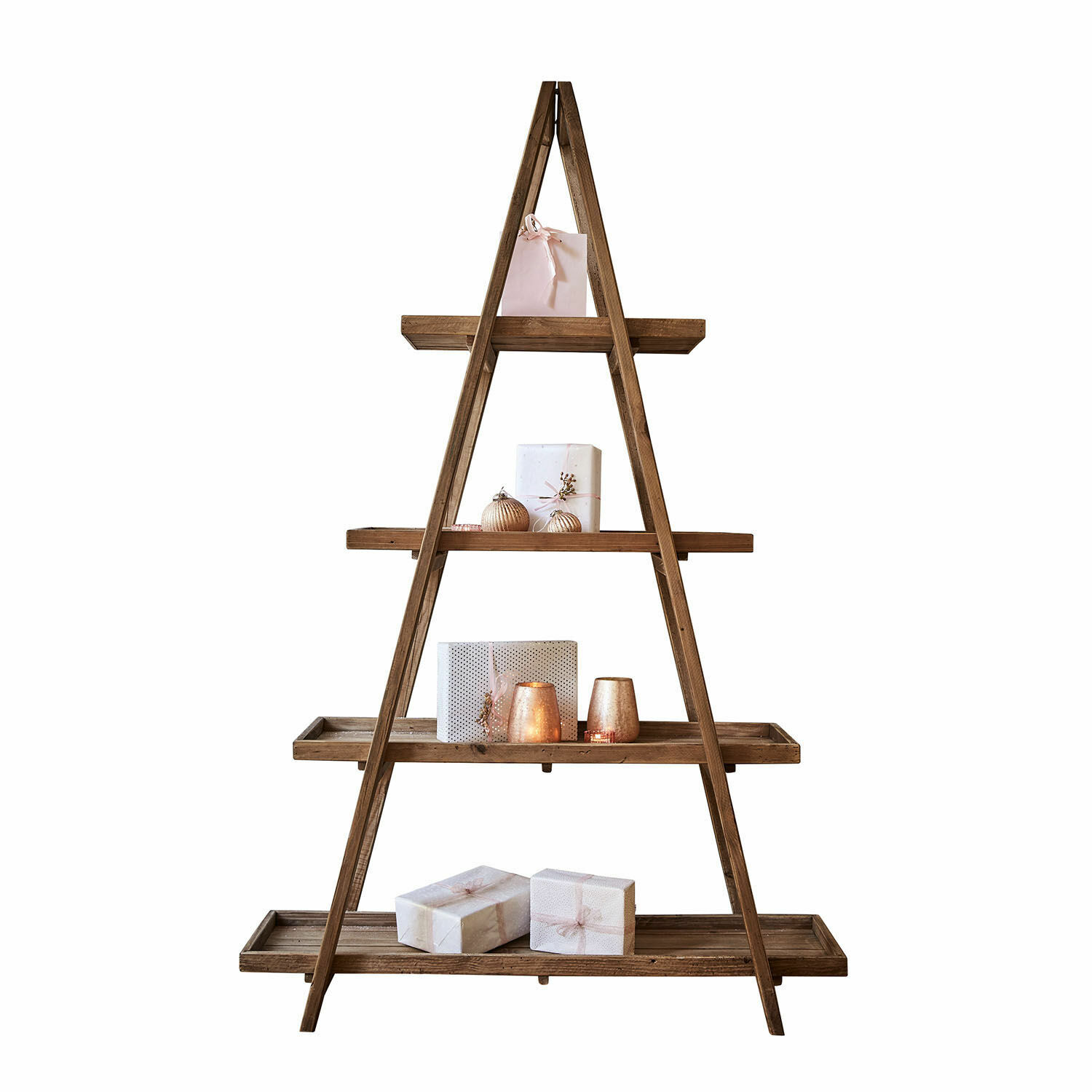 Dreieckige Holzregal mit Dekorationen und Geschenken, natürliche Holzfarbe