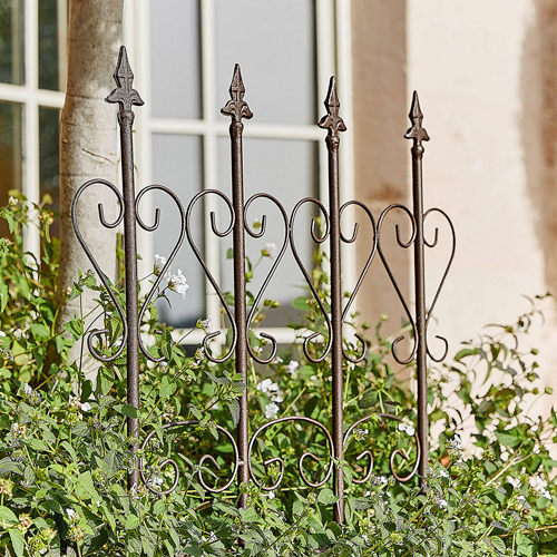 Dekorativer Metall-Gartenzaun im Vintage-Stil in Rostfarbe mit spitzen Verzierungen