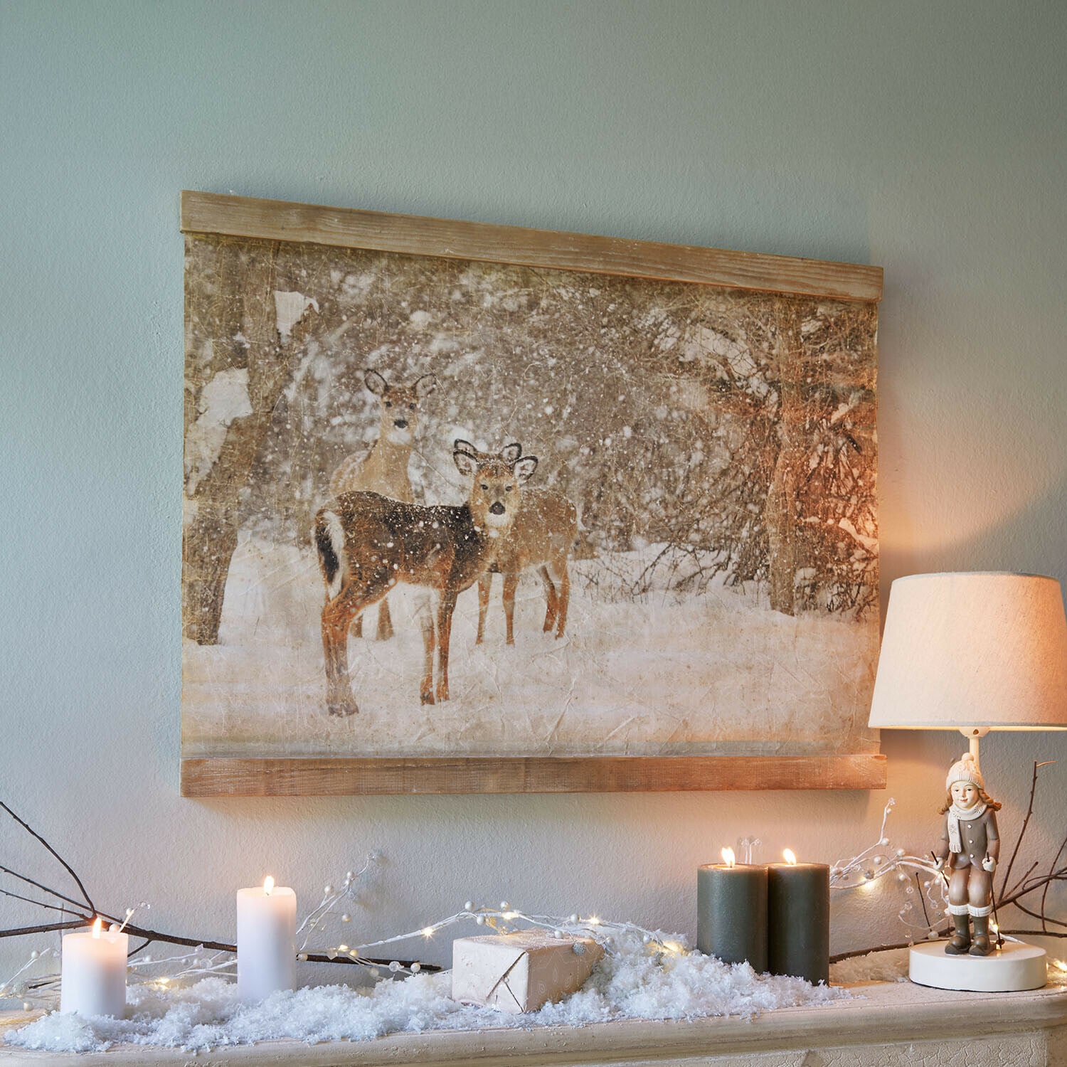 Wandbild Trenaya Leinwandbild mit Rehen im verschneiten Wald, winterliche Dekoration mit Lampe und Kerzen