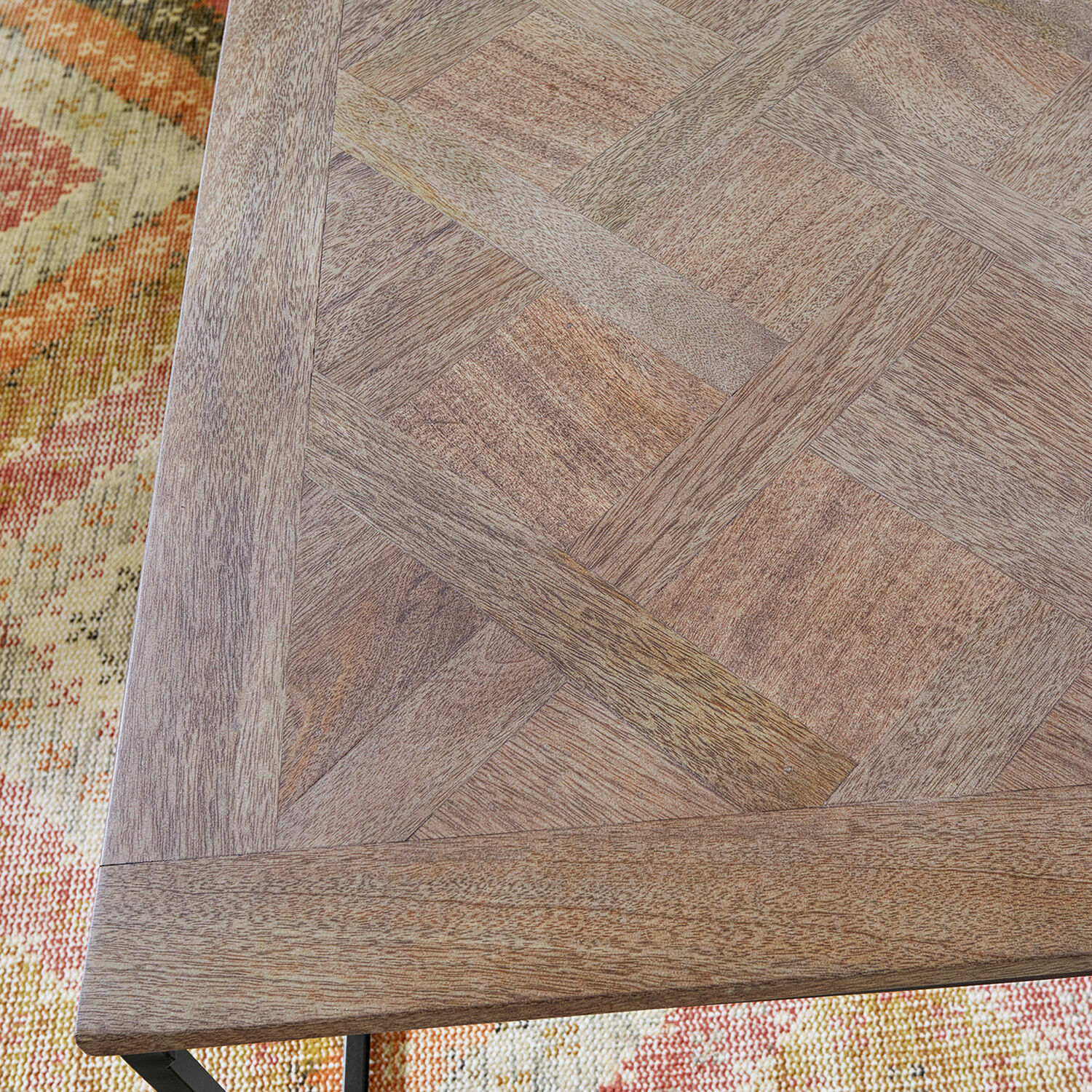 Tischplatte aus natürlichem Mangoholz mit geometrischem Muster und schwarzen Metallbeinen