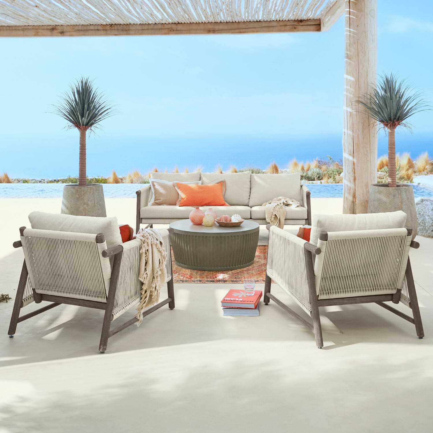 Outdoor-Möbelset mit beigem Stoff und Holzrahmen auf Terrasse mit Meerblick