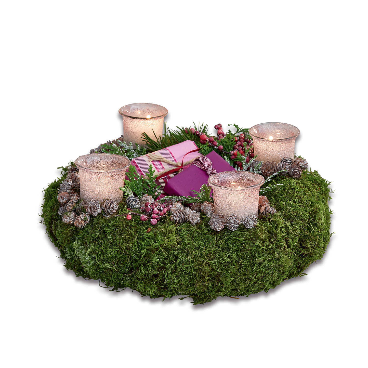 Weihnachtskranz aus grünem Moos mit vier Kerzen, Zapfen und dekorativen Geschenken