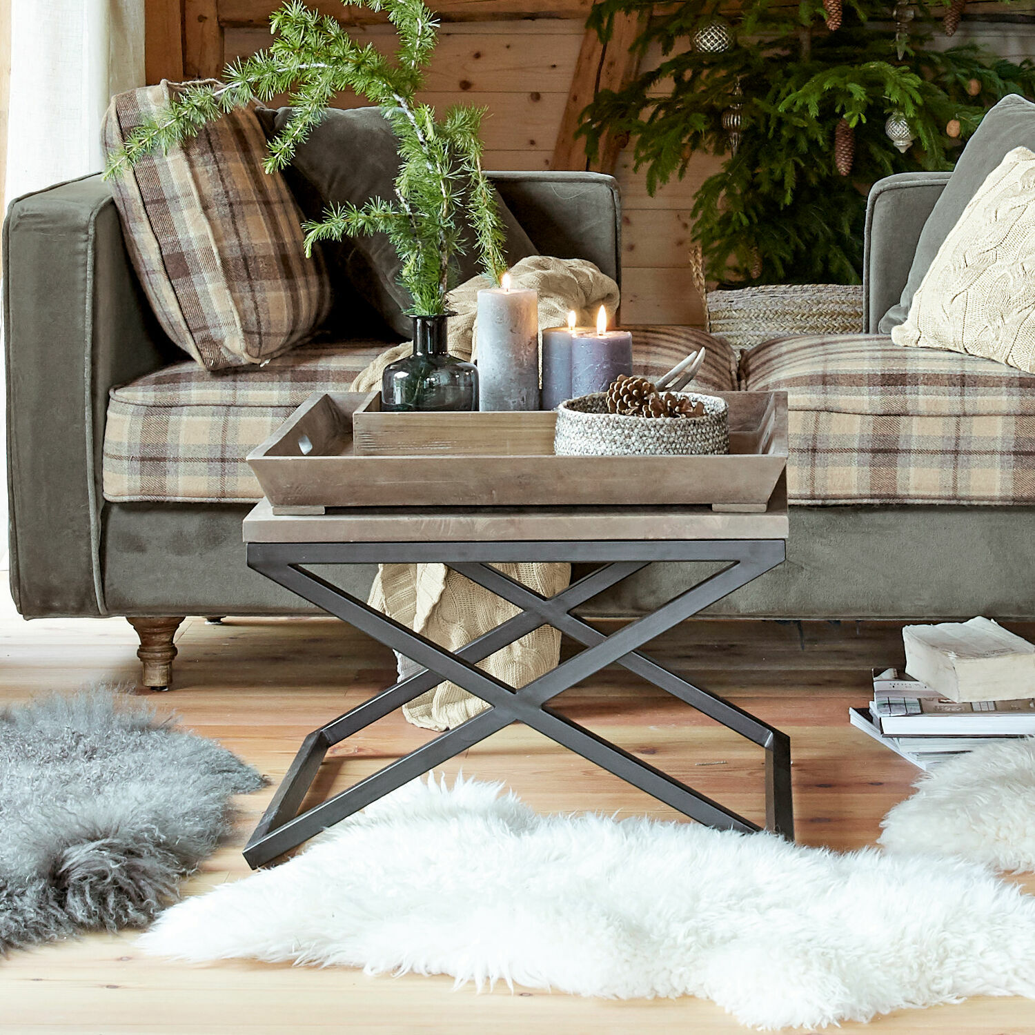Couchtisch mit Metallgestell und Holzplatte in gemütlichem Wohnzimmer mit grauem Sofa und Dekoration