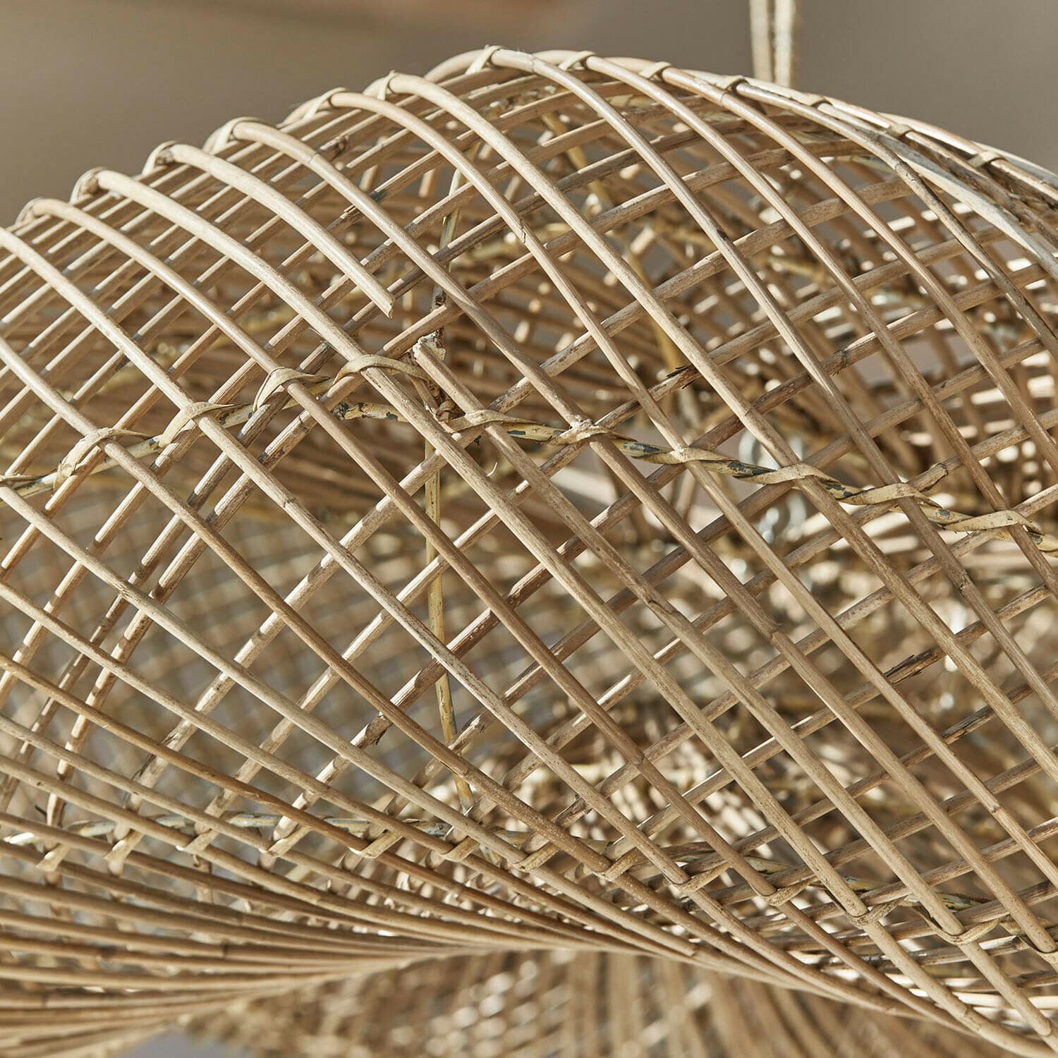 Dekorativer Lampenschirm aus natürlichem Rattan in hellbrauner Farbe für Hängeleuchte