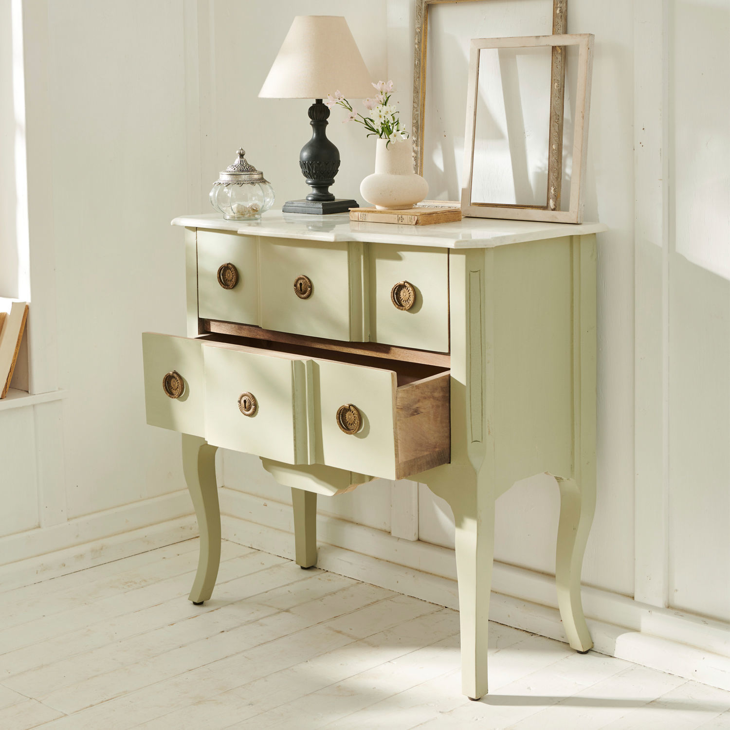 Cremefarbene Holzkommode mit Marmorplatte und dekorativen Vintage-Griffen