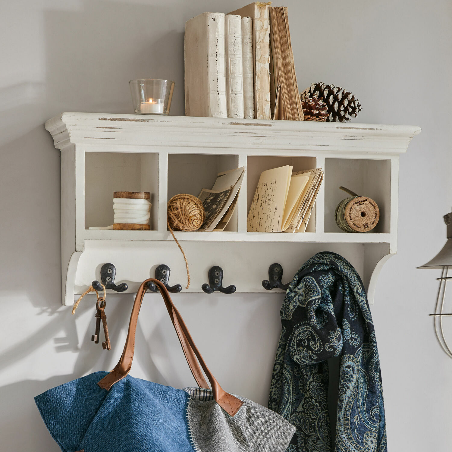 Weißer Holz-Wandhaken mit Fächern und Metallhaken, Dekorationen und hängende Tasche