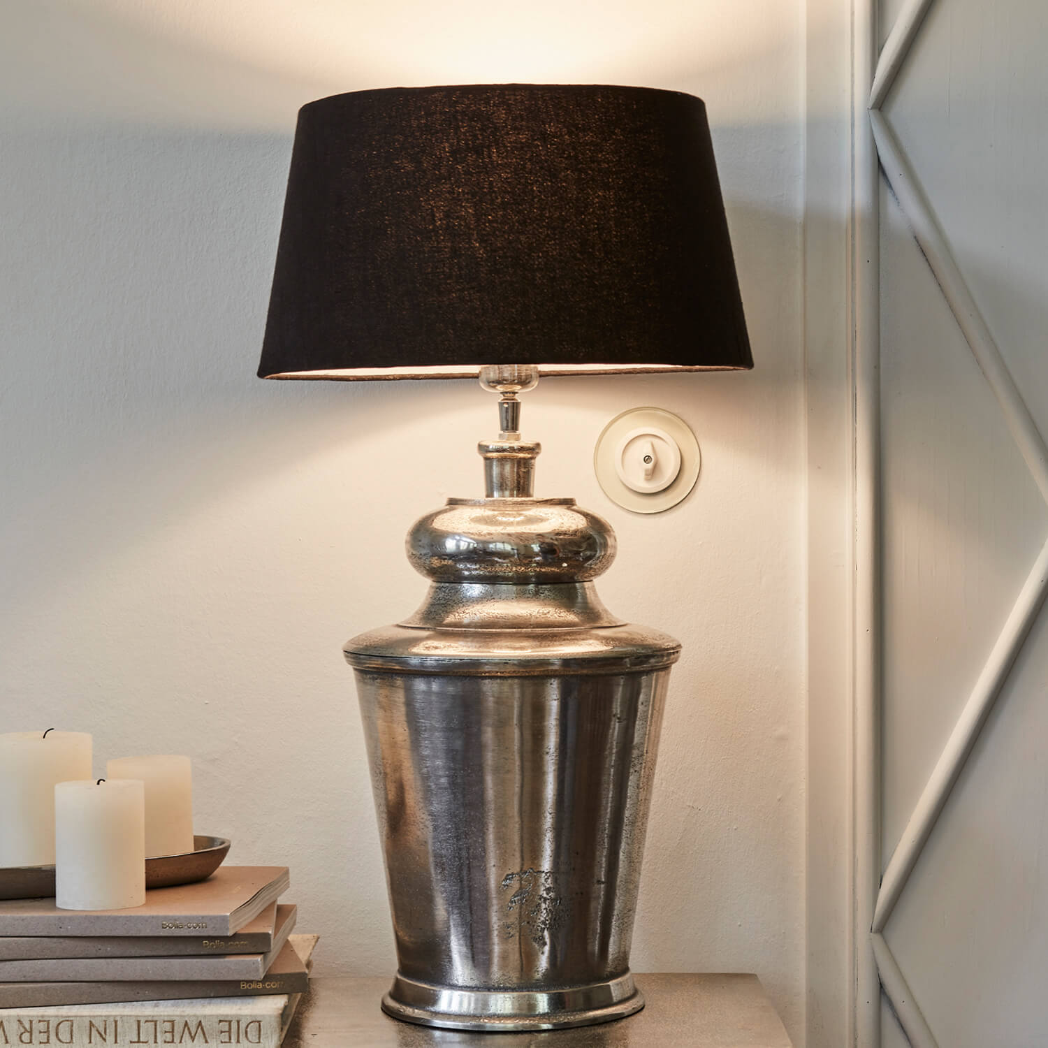 Tischlampe mit silberner Metallbasis und schwarzem Lampenschirm, dekorative Innenbeleuchtung