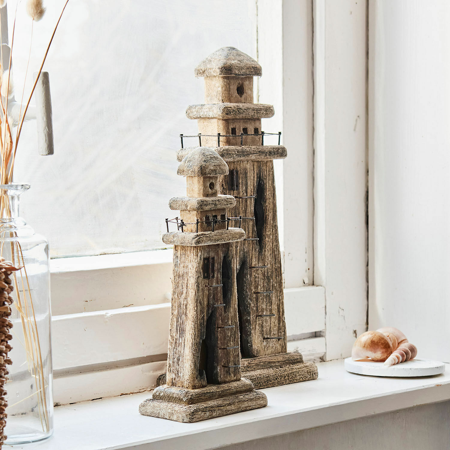 Deko-Leuchtturm 2er Set Bourgneuf Zwei dekorative Leuchttürme aus Holz in Naturfarbe auf Fensterbank mit Muscheln