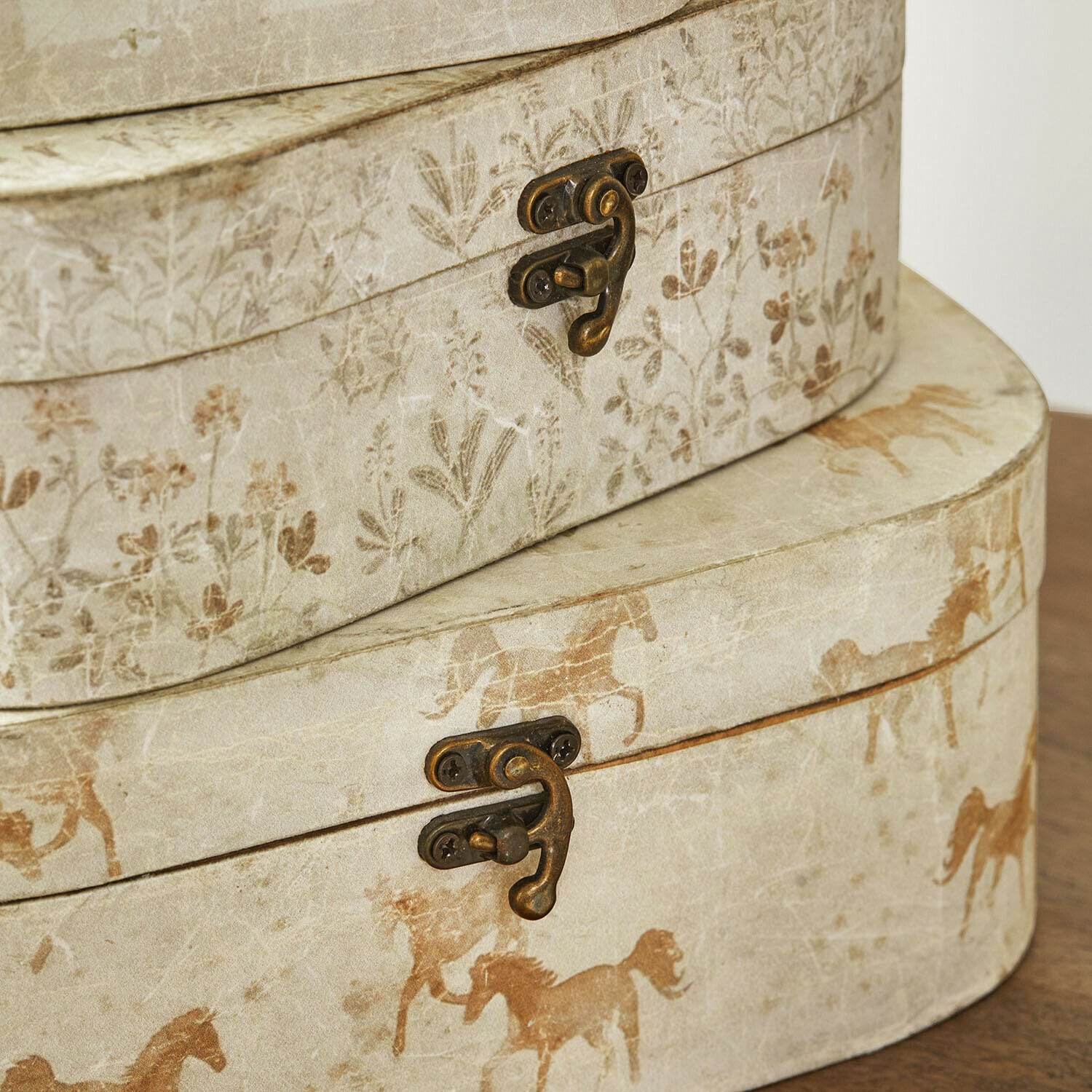 Zwei dekorative Pappschachteln in Beige mit Pferde- und Pflanzenmotiven, Metallverschlüssen