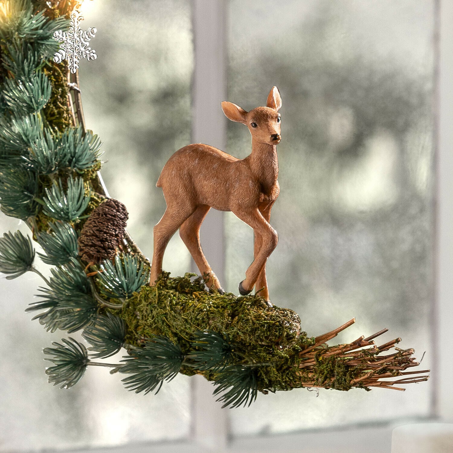 Figur Rehkitz auf Zweig mit Moos und Kieferzapfen, natürliche Weihnachtsdekoration