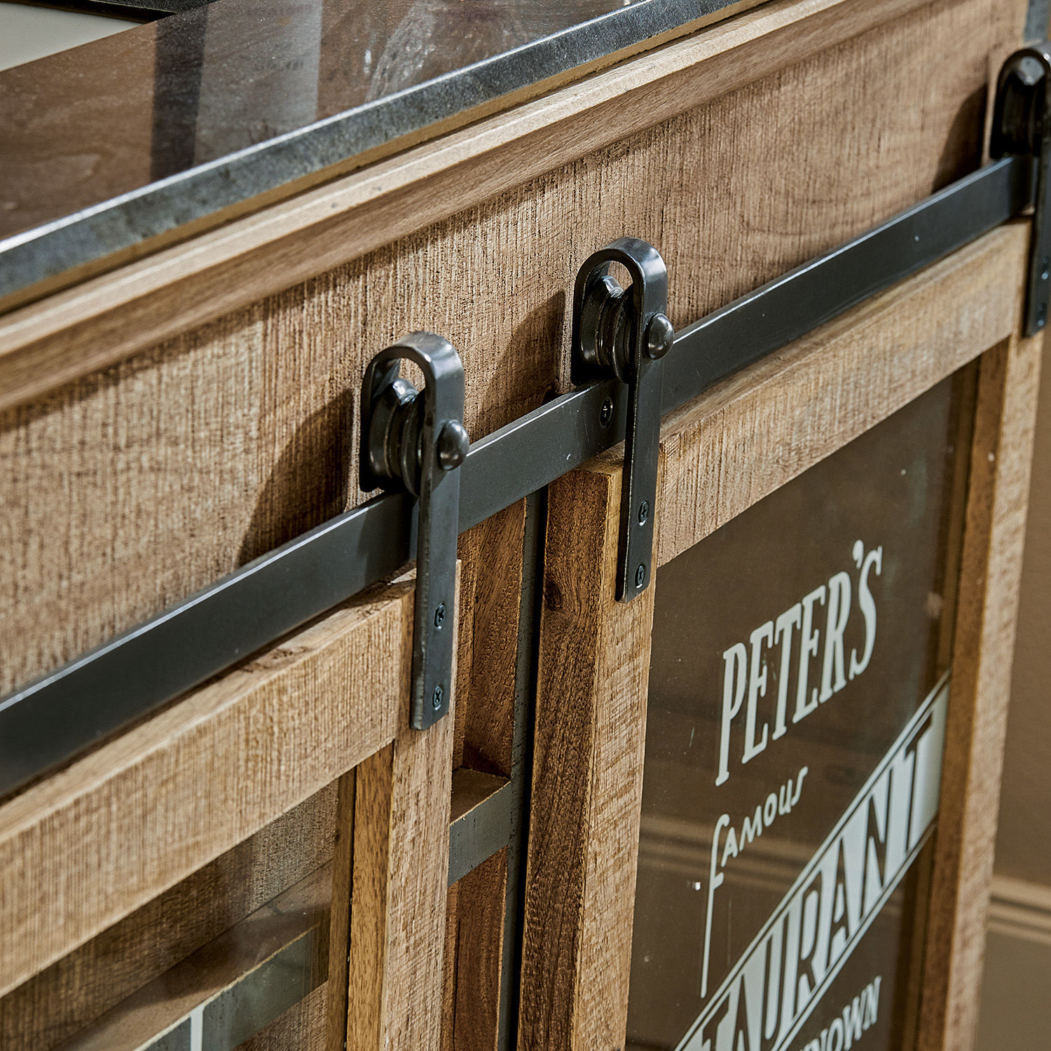 Schranktür aus Holz mit schwarzem Metall-Schiebemechanismus im Loft-Stil zur Aufbewahrung