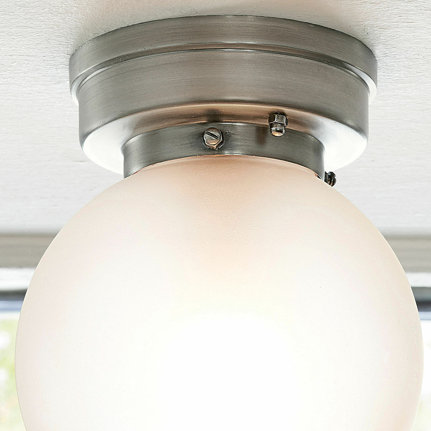 Runde Deckenleuchte mit mattiertem Glas und Metallfassung in Nickeloptik