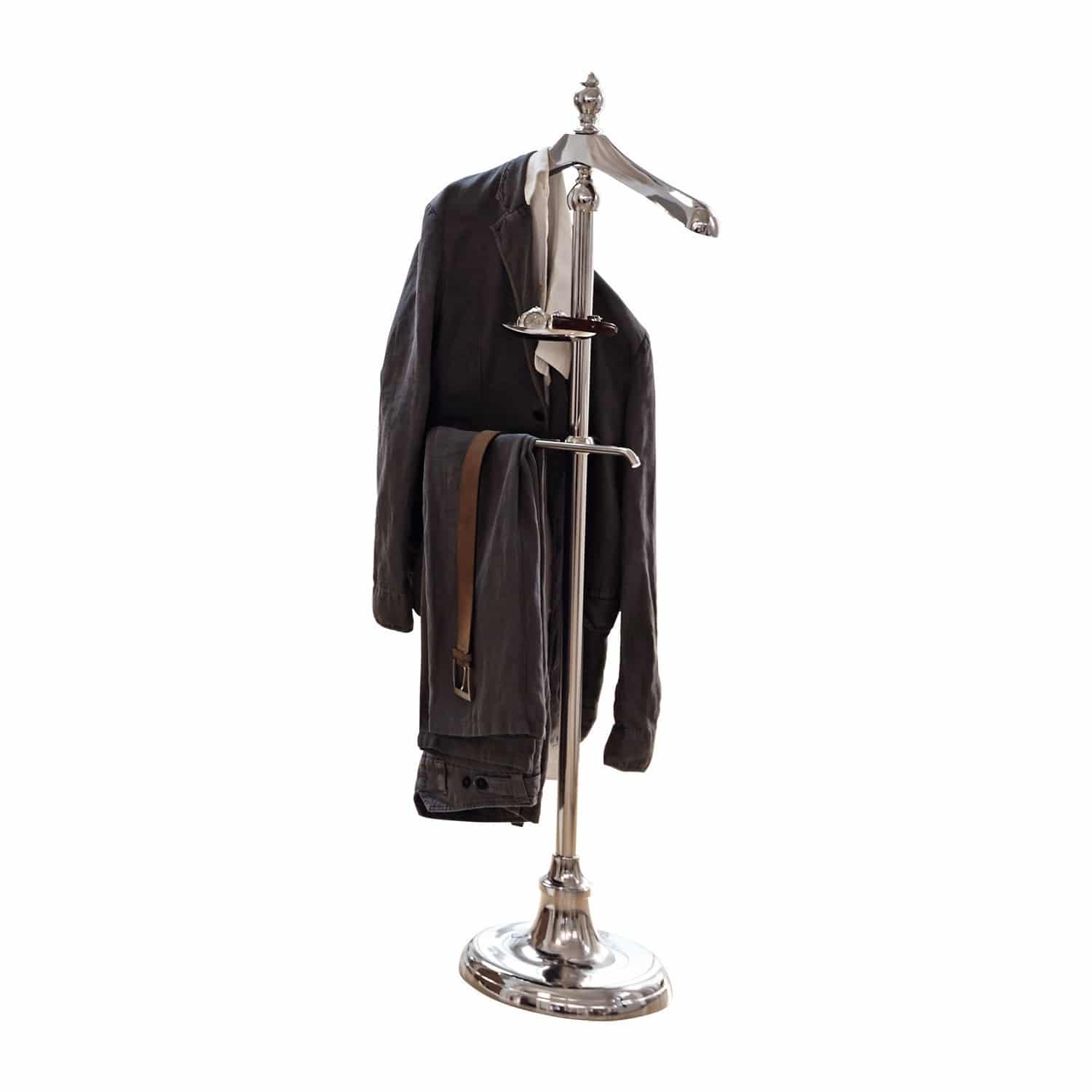 Kleiderständer aus silbernem Metall mit dunkelgrauem Anzug und Hose
