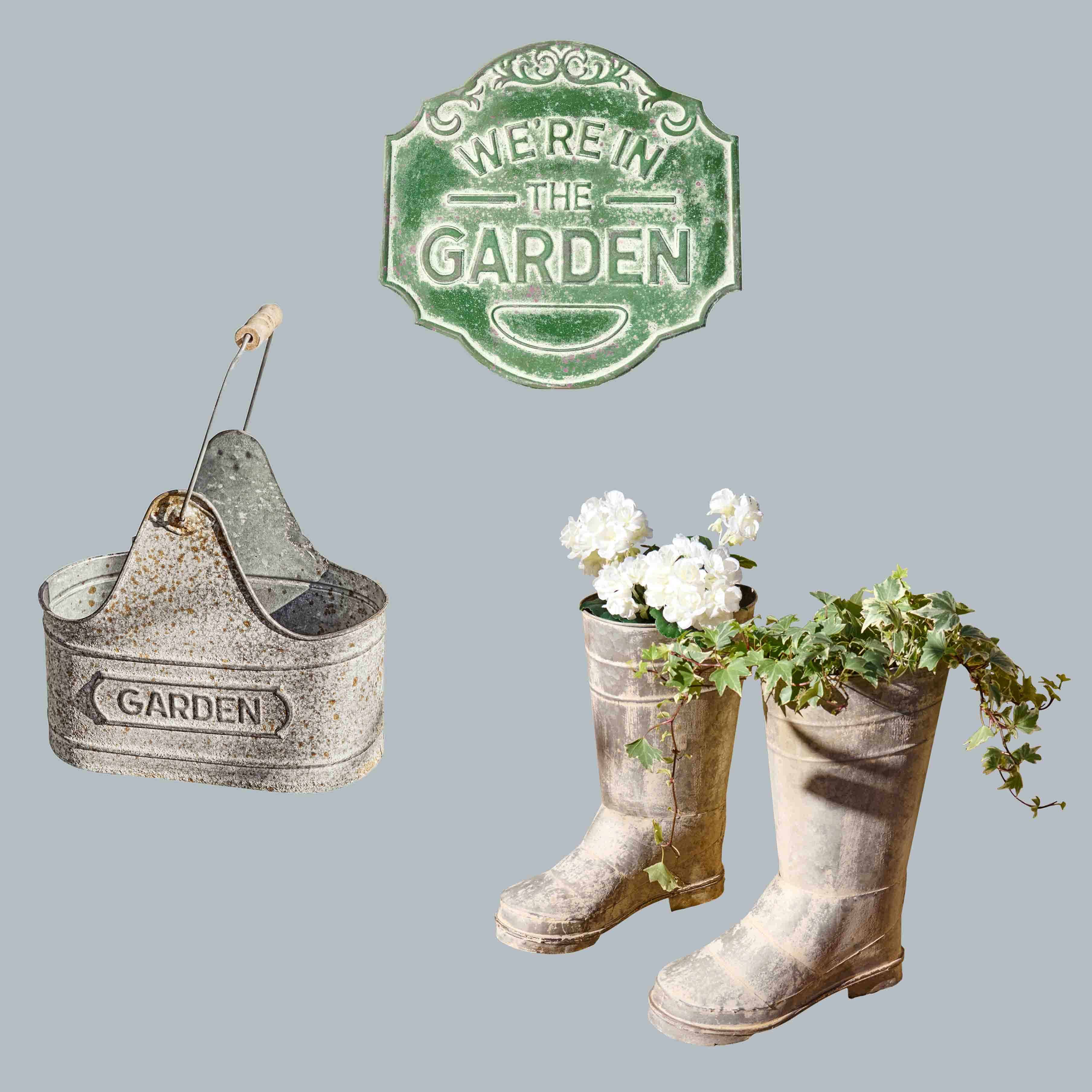 Gartendeko-Set mit Metallbehälter, grünem Schild und Gummistiefeln mit Blumen