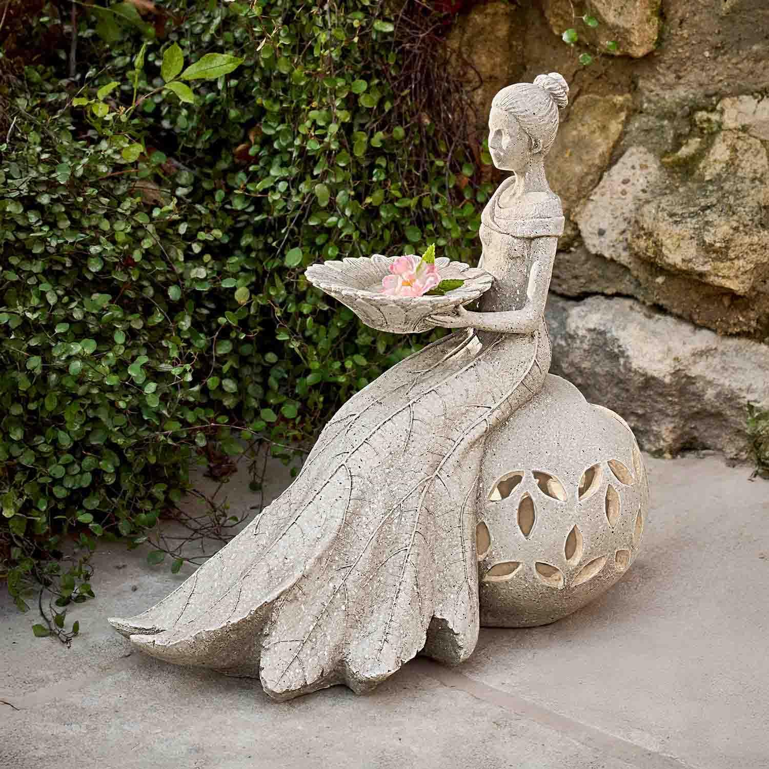 Gartenfigur aus Stein einer Frau mit Schale für Blumen, dekorative Außen-Dekoration