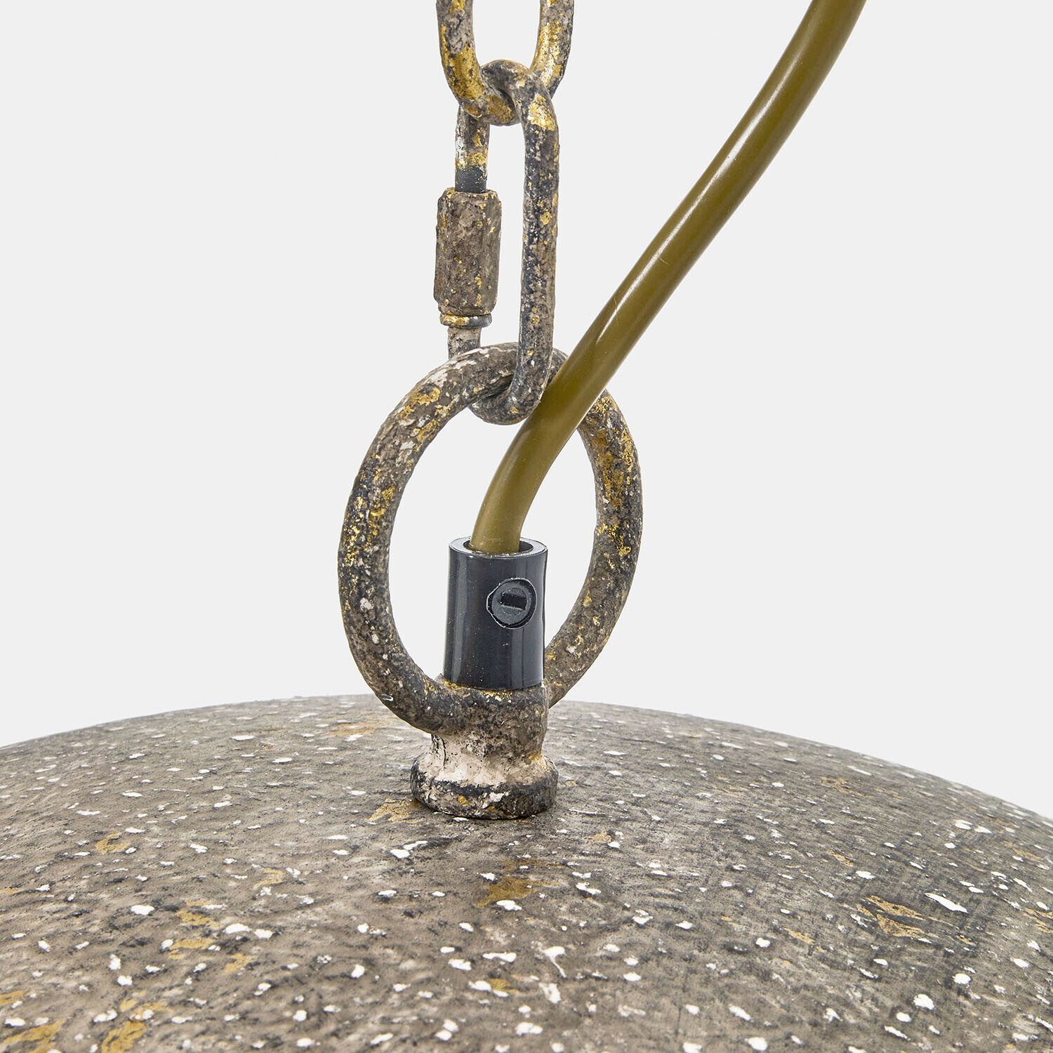Nahaufnahme einer Metallkette und Halterung einer Vintage-Hängelampe mit Patina und olivfarbenem Kabel