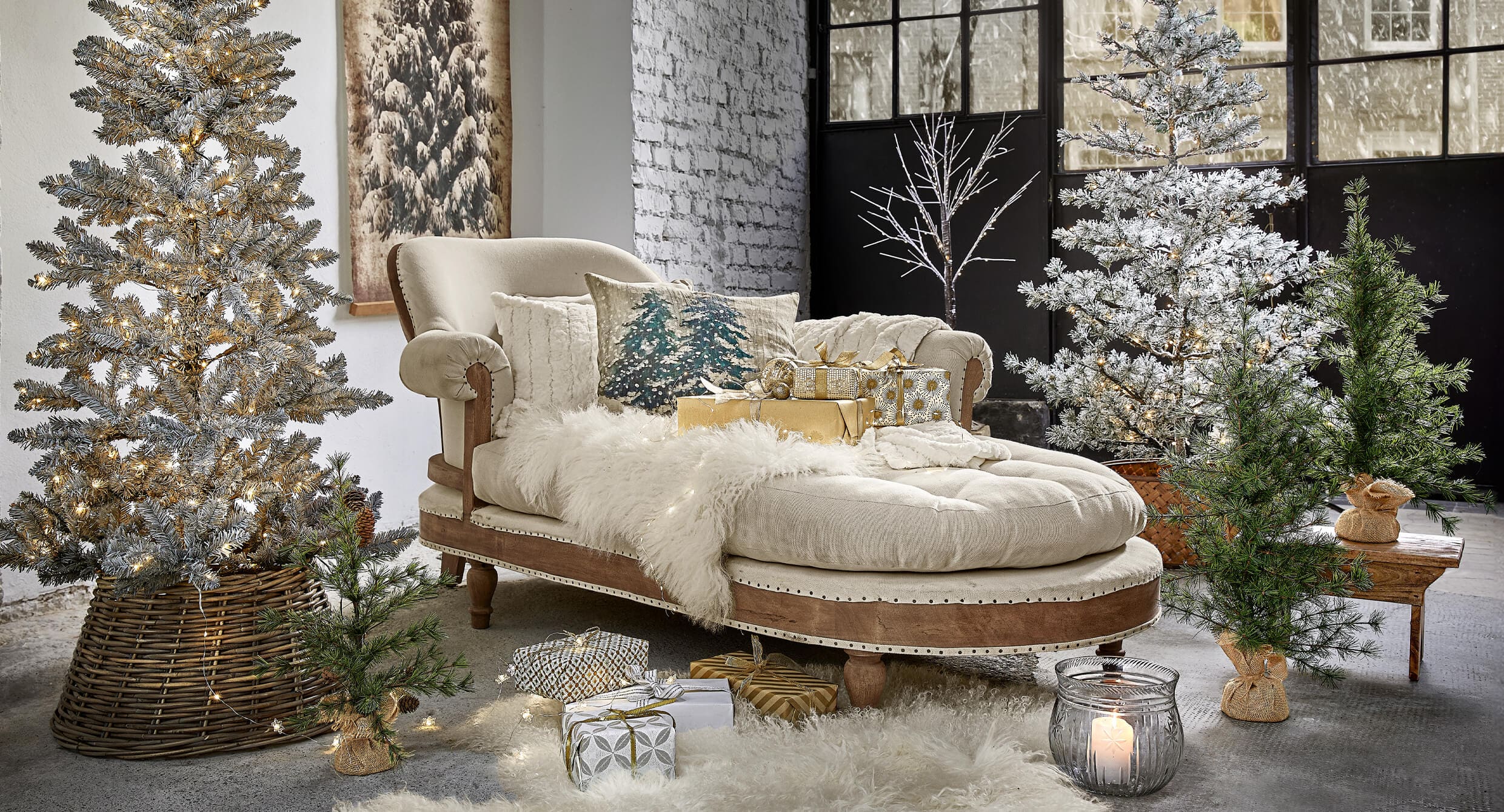 Gemütliches Wohnzimmer mit beigem Sofa, schneebedeckten Tannen und goldenen Geschenken für Shabby-Weihnachtsdeko