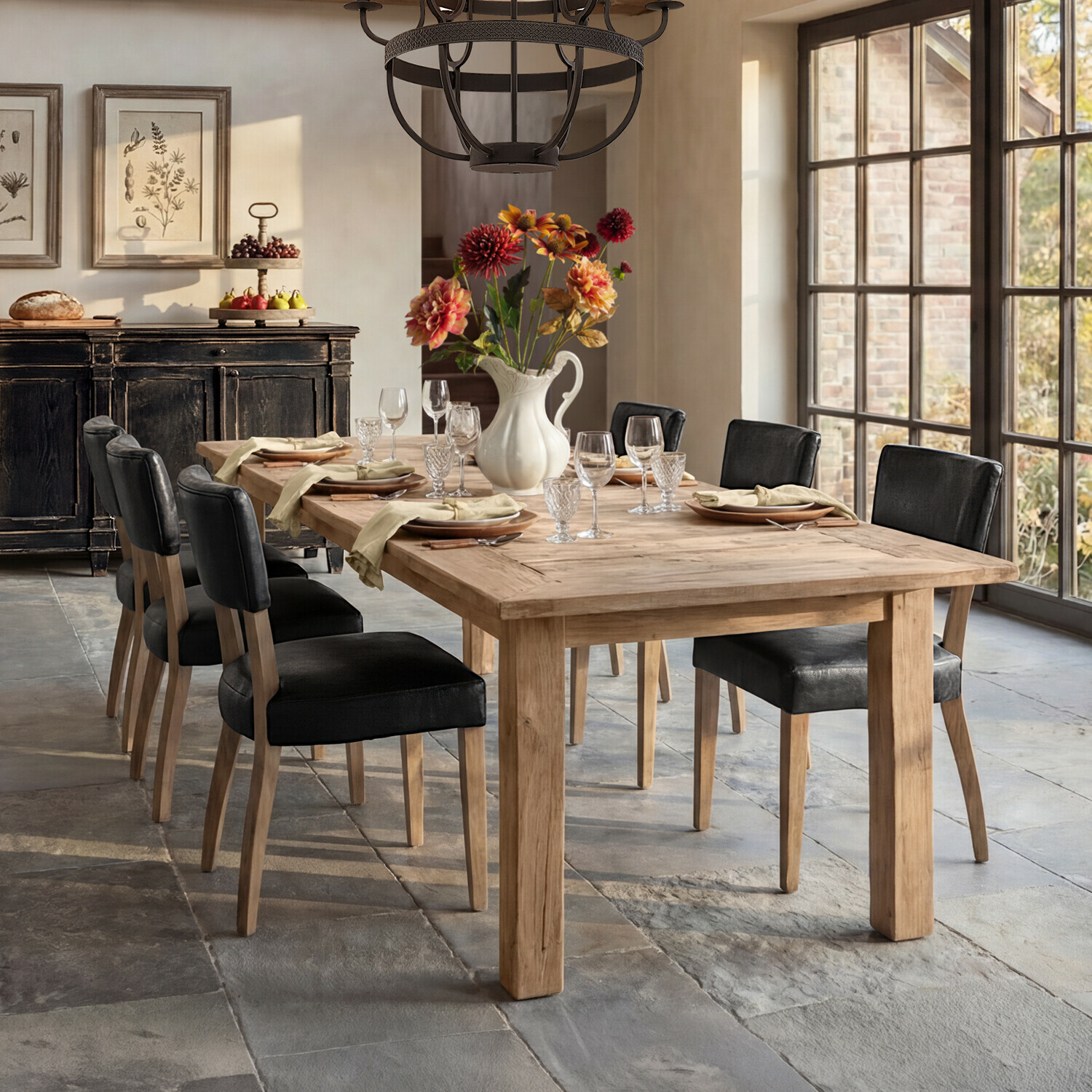 Tisch Amherst Esszimmer mit hellem Holztisch und schwarzen gepolsterten Stühlen, Blumenarrangement auf dem Tisch
