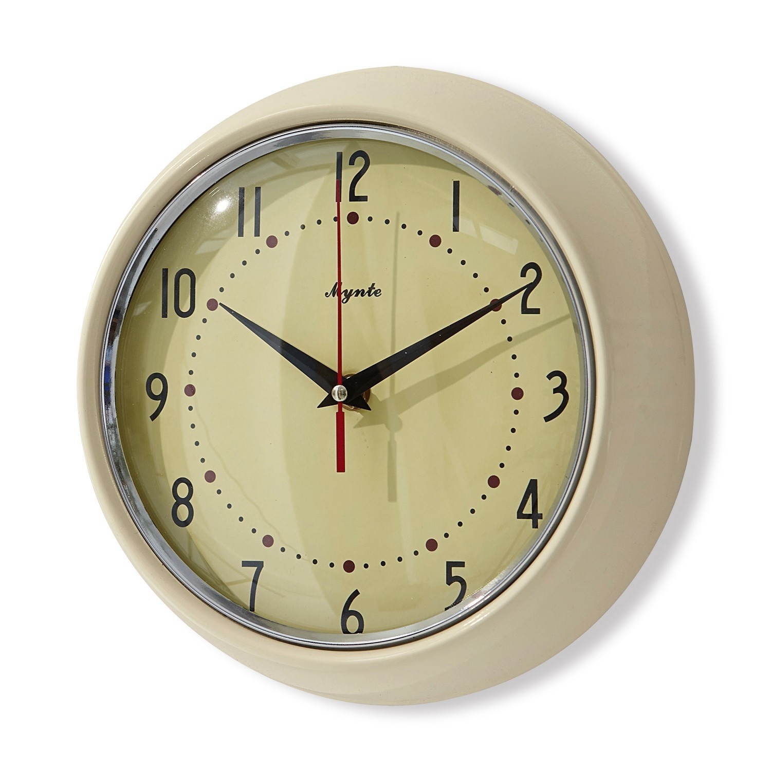 Beiger Wanduhr aus Kunststoff mit schwarzen Zeigern und rotem Sekundenzeiger