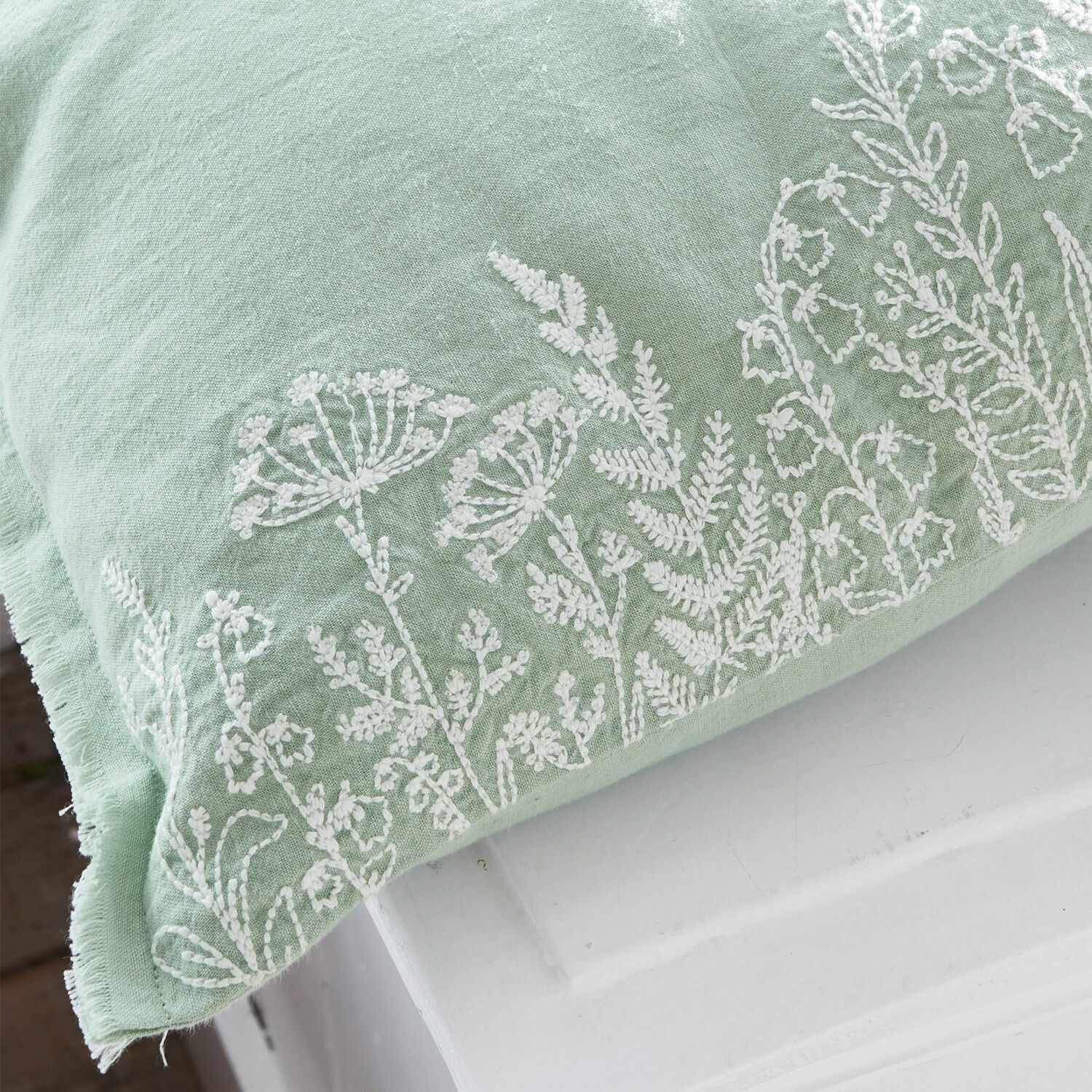 Mintgrüner Leinenstoff mit weißer Blumenstickerei, dekoratives Heimtextil
