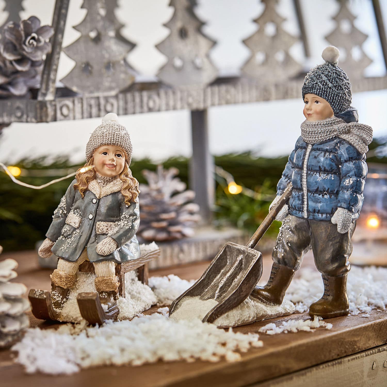 Figur 2er Set Arue Keramikfiguren von Kindern in Winterkleidung auf dekorativem Kunstschnee für Weihnachtsdeko