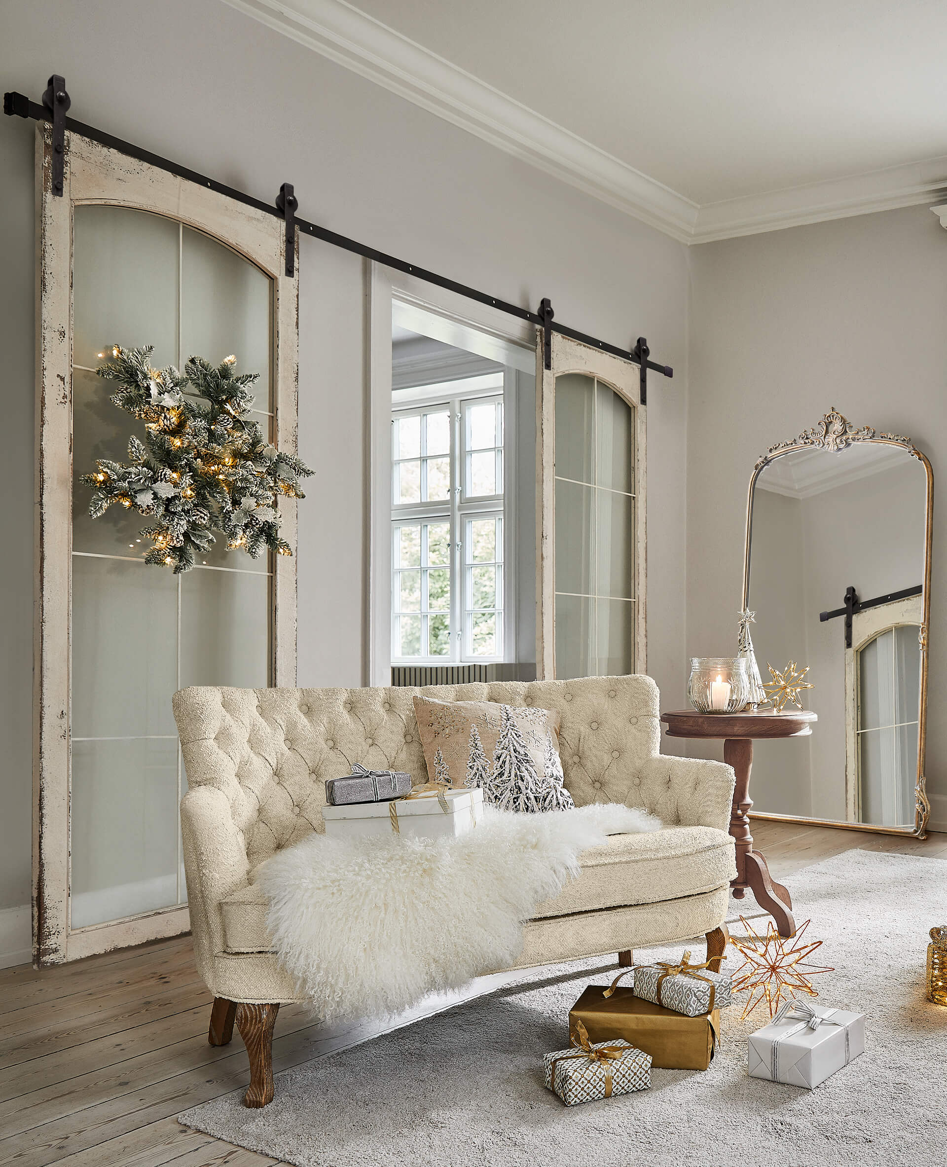 Beige gepolstertes Sofa mit Holzbeinen und Weihnachtsdekoration in hellem Wohnzimmer
