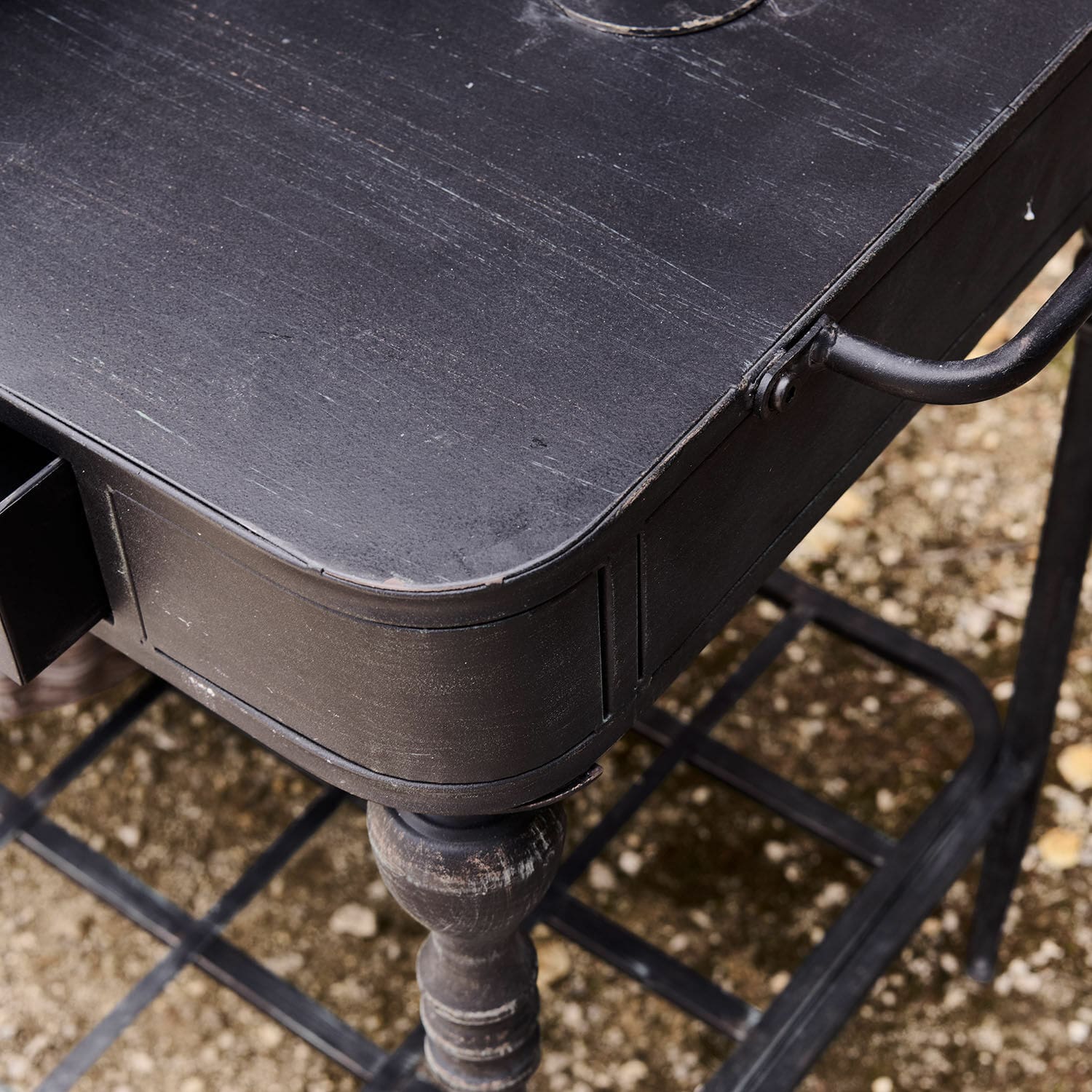 Schwarzer Holztisch mit Metallelementen und Schublade, rustikaler Gartentisch