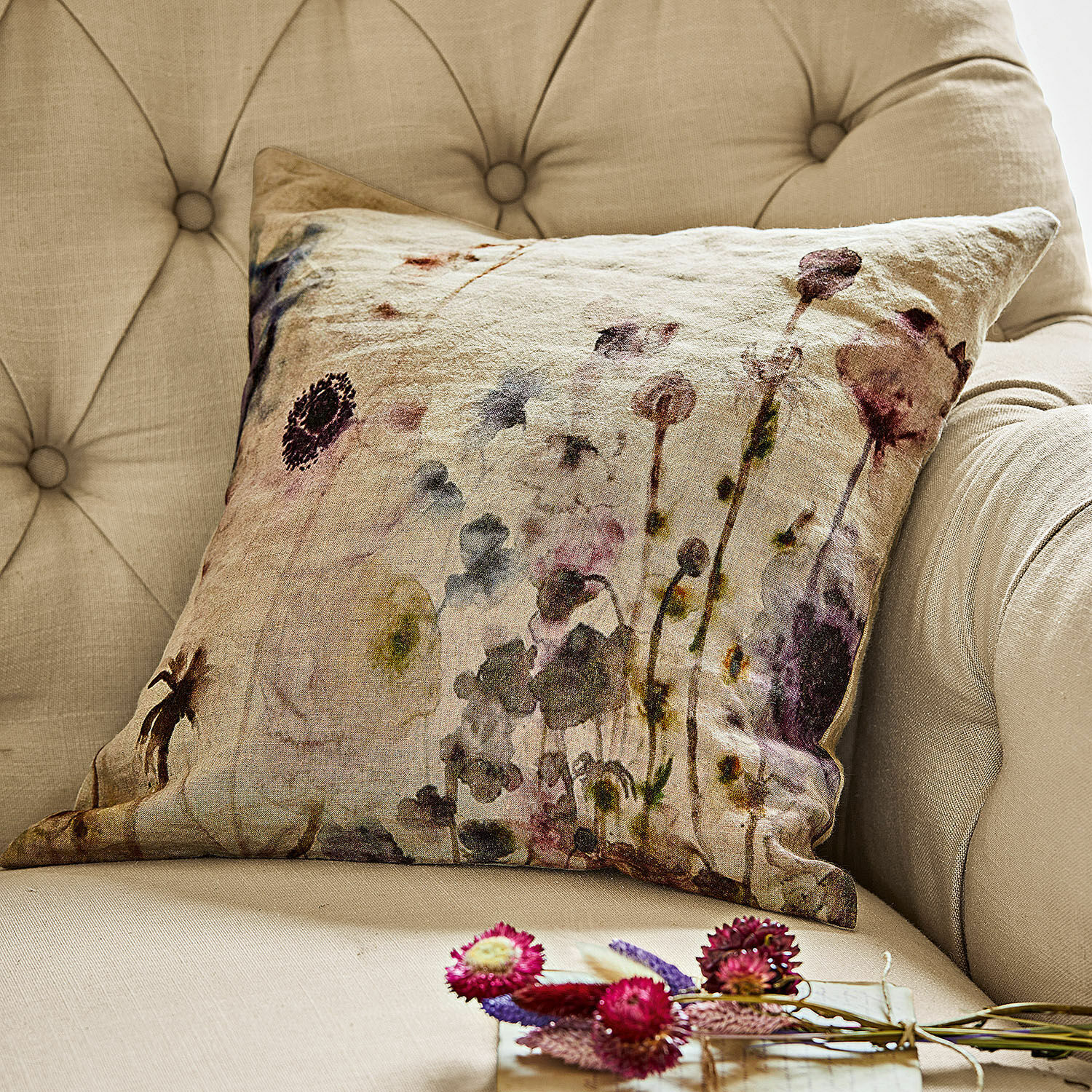 Kissenhülle Passanja Beige Dekokissen mit Blumenmuster auf beigem Polstersessel, stilvolle Wohnraumdekoration