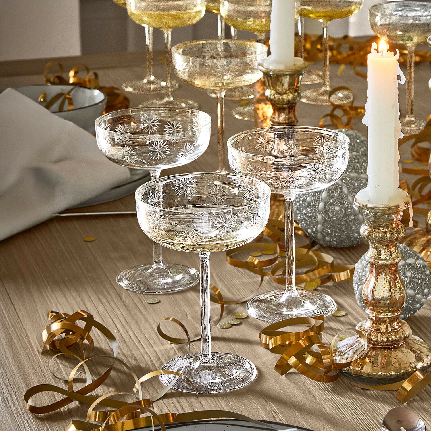 Glas 6er Set Haverly Gläser aus Glas mit Sternmuster graviert auf Holztisch mit goldener Partydekoration